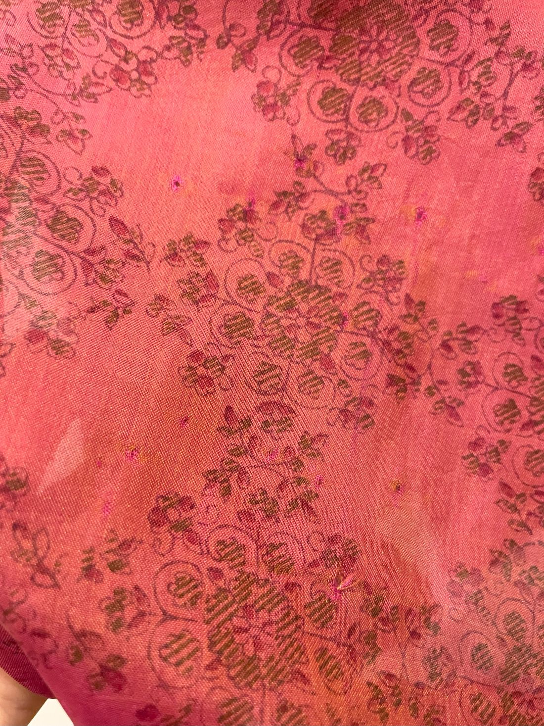 Indian Tight Top Bluse in Rot und Schwarz mit Löchern vorne