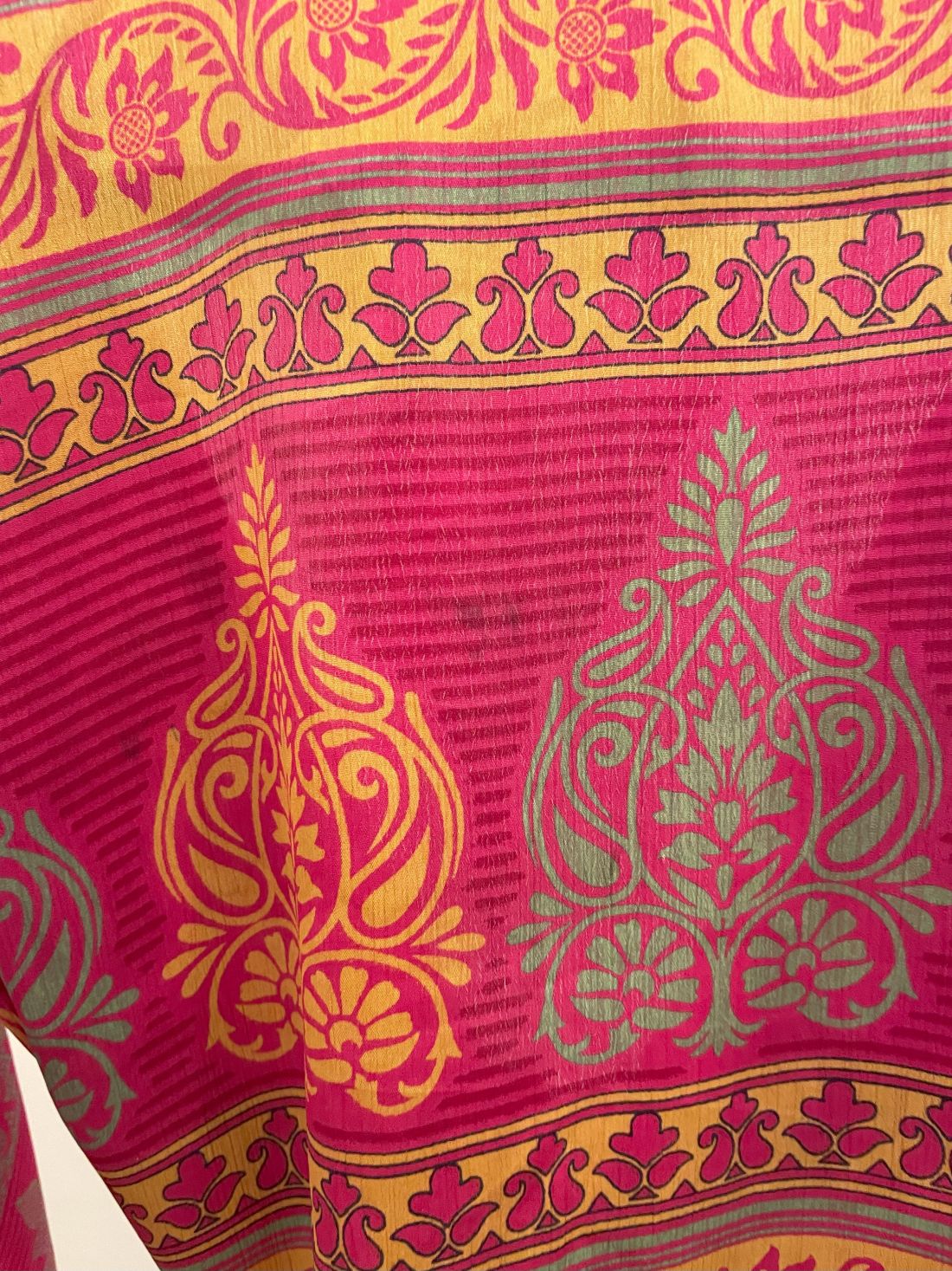 Indian Tight Top Bluse in Pink, Gelb und Grün mit Flecken hinten