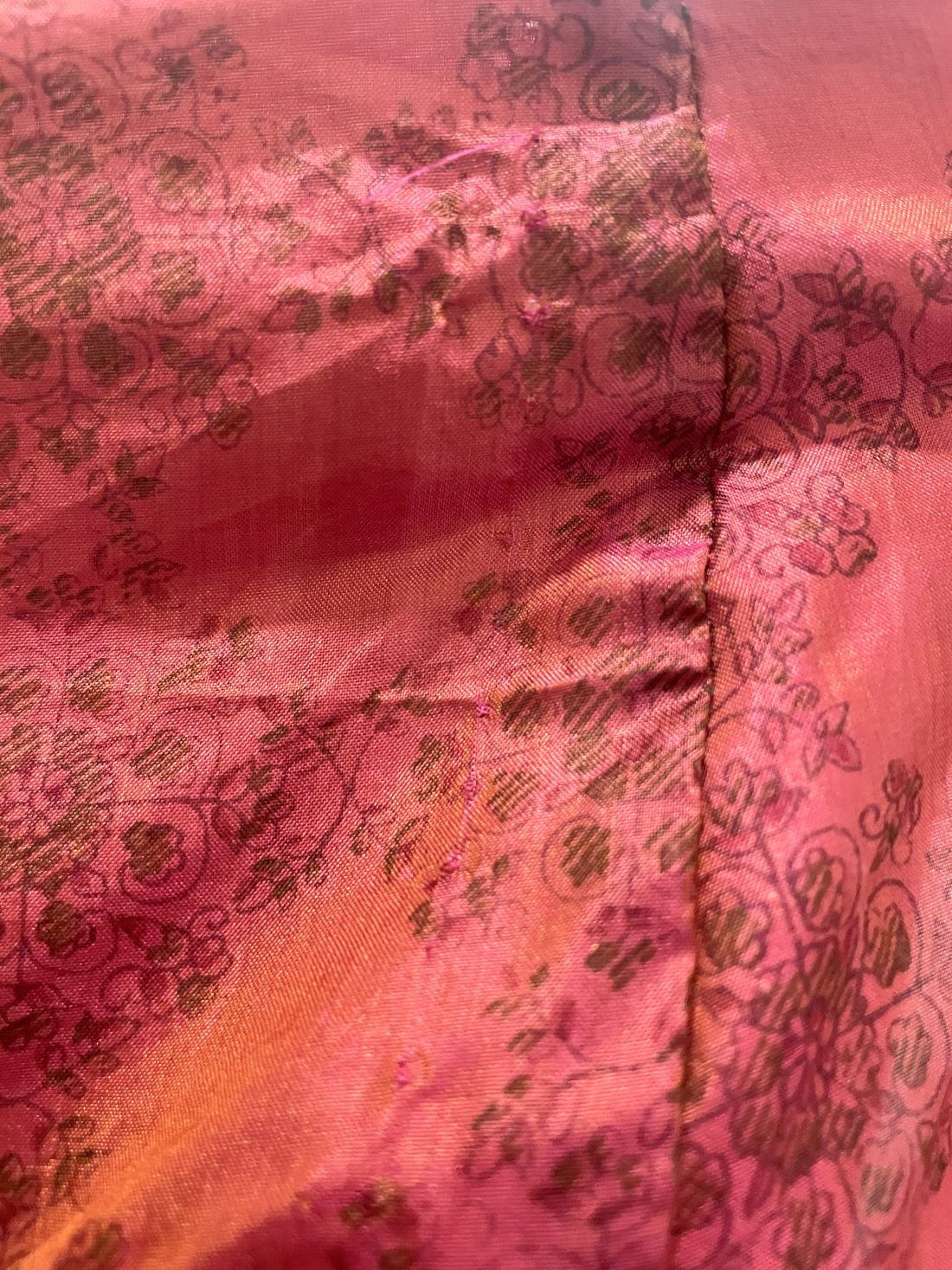 Indian Tight Top Bluse in Rot und Schwarz mit Fehler am Ärmel