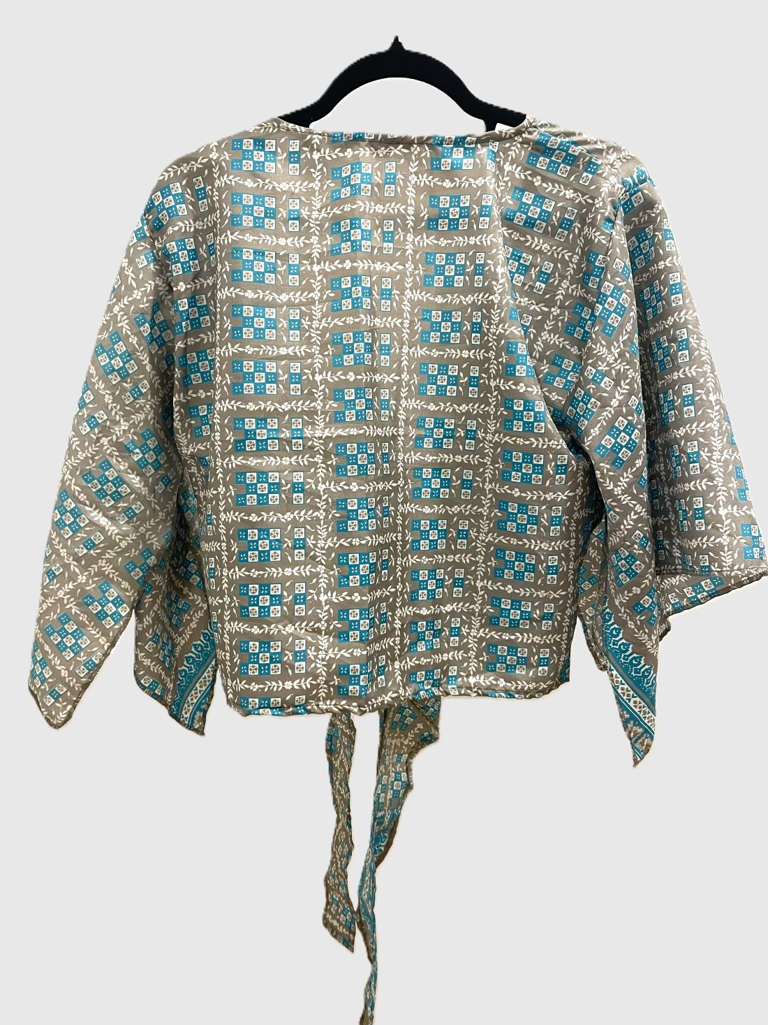 Upcycled Wickelbluse #608 - Türkis, Grau & Weiss