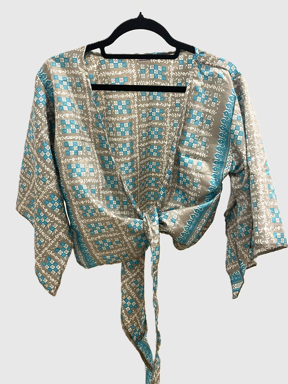 Upcycled Wickelbluse #608 - Türkis, Grau & Weiss
