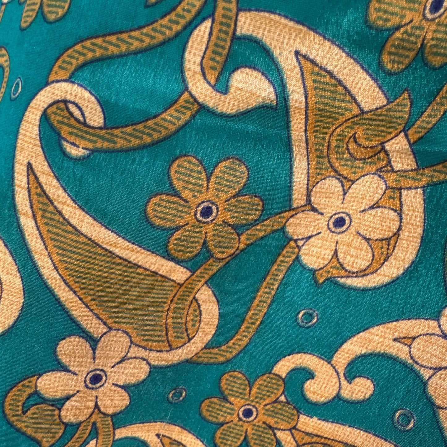 Upcycled Kimono #950 aus Vintage-Sari in Gold & Türkis – Detailansicht