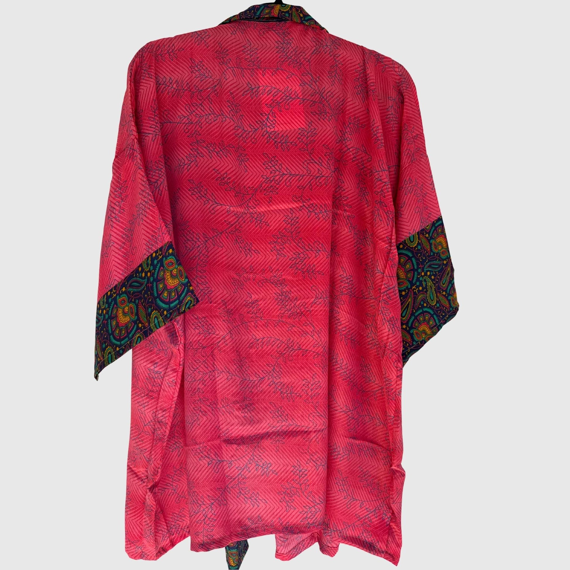 Upcycled Kimono #952 aus Vintage-Sari in Rot – Rückansicht