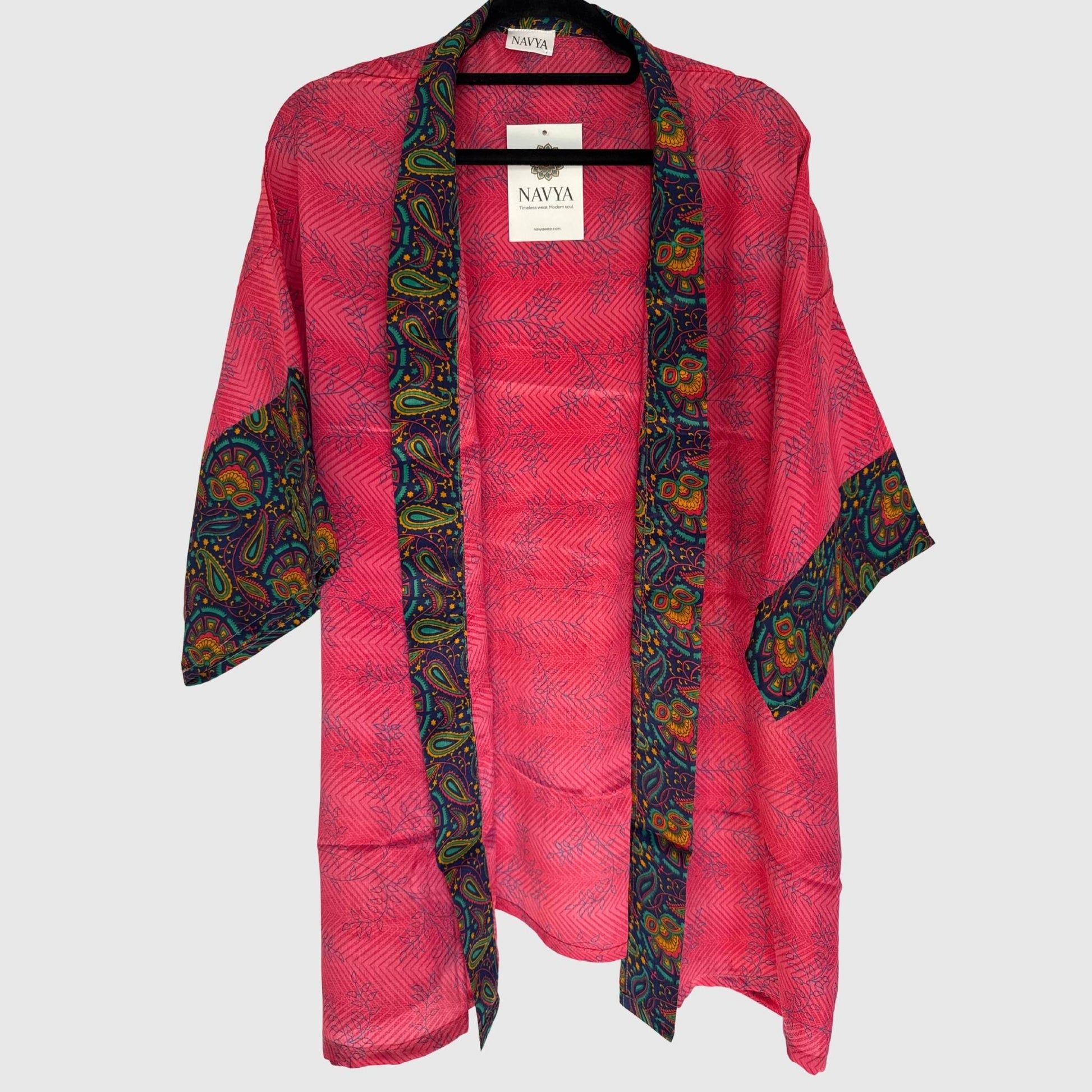 Upcycled Kimono #952 aus Vintage-Sari in Rot – Vorderansicht
