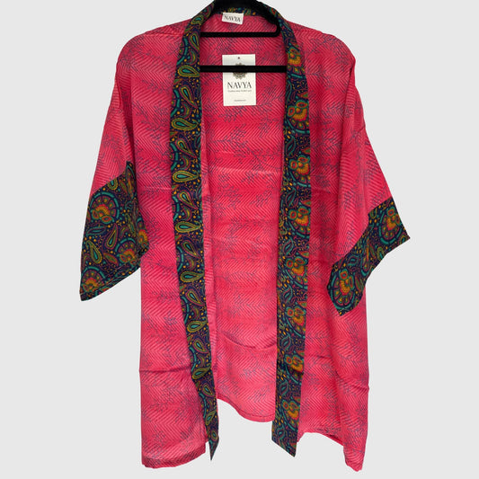 Upcycled Kimono #952 aus Vintage-Sari in Rot – Vorderansicht