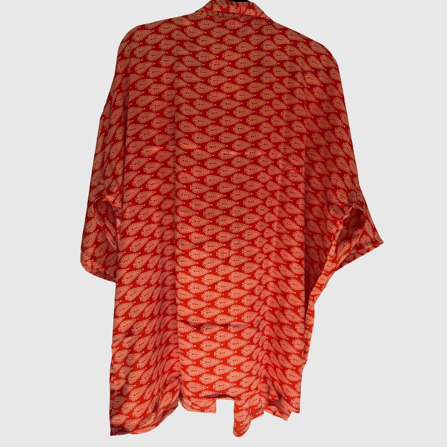 Upcycled Kimono #953 aus Vintage-Sari in Rot & Dunkelrot – Rückansicht