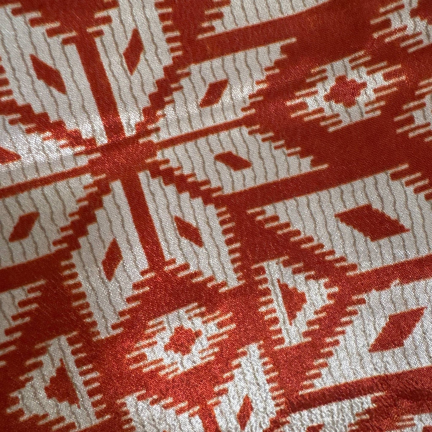 Upcycled Kimono #956 aus Vintage-Sari in Rot & Orange – Detailansicht