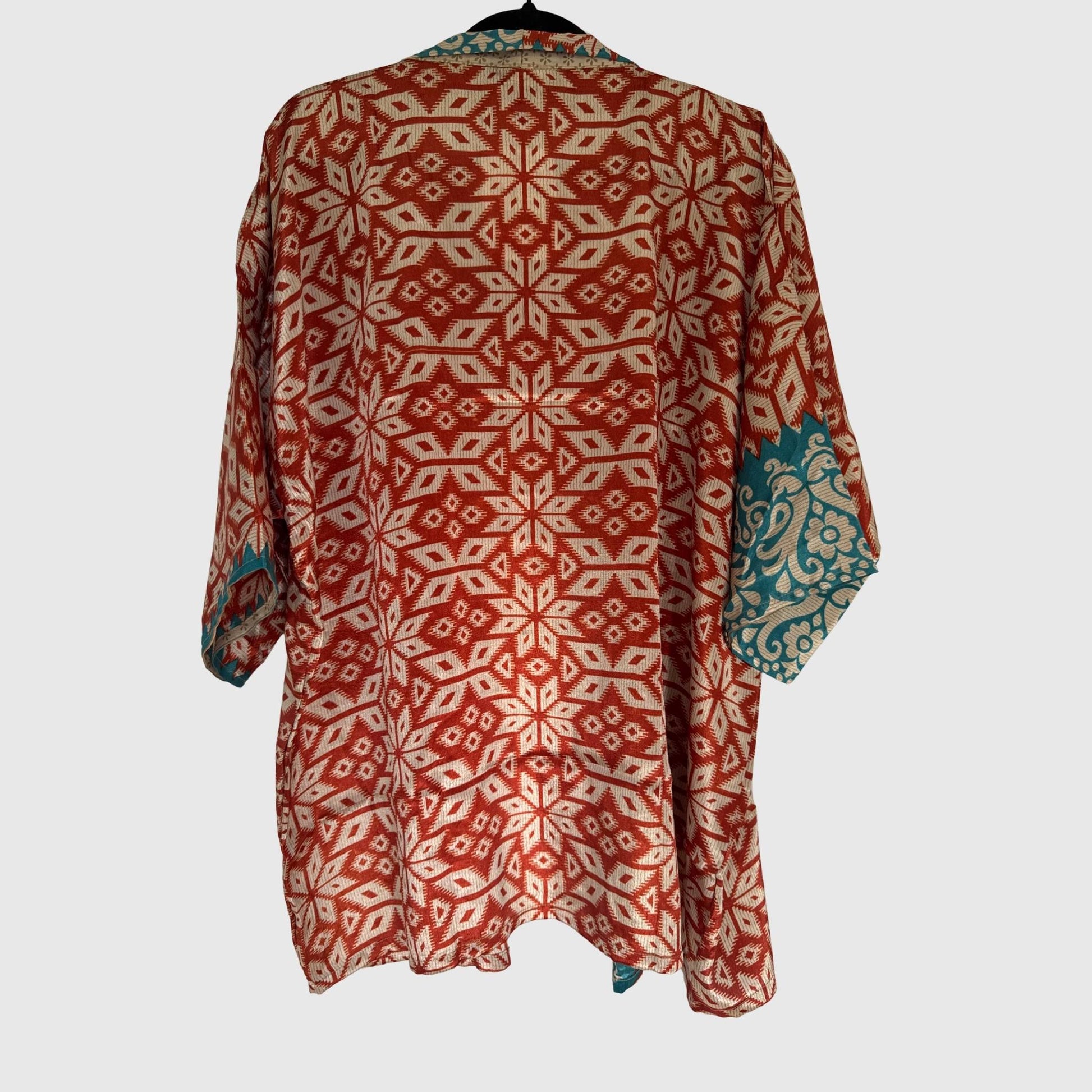Upcycled Kimono #956 aus Vintage-Sari in Rot & Orange – Rückansicht