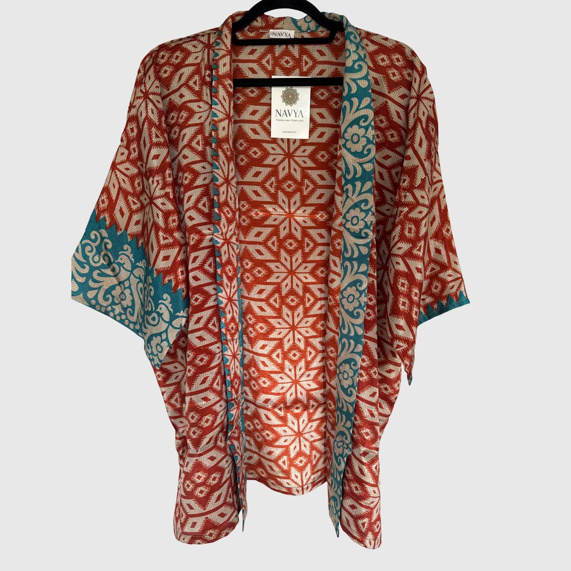 Upcycled Kimono #956 aus Vintage-Sari in Rot & Orange – Vorderansicht