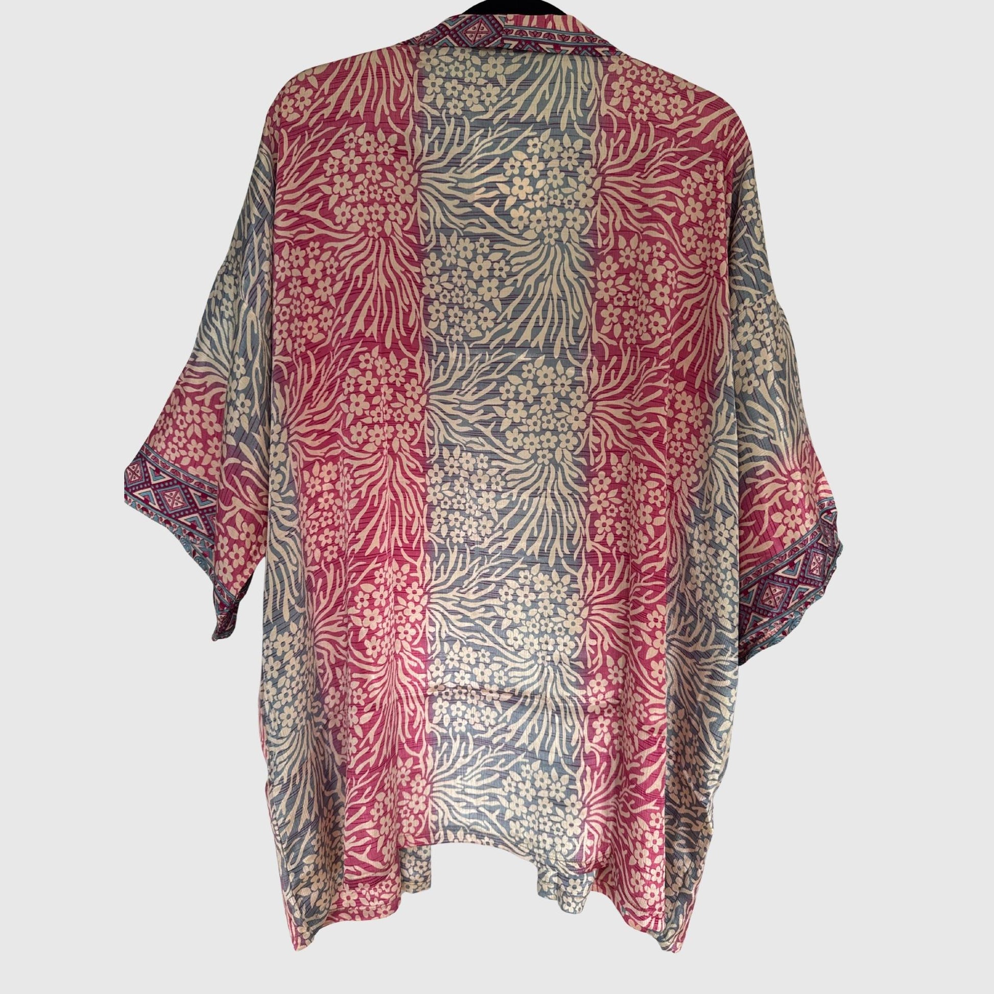 Upcycled Kimono #957 aus Vintage-Sari in Rot & Grau – Rückansicht