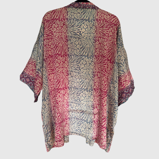 Upcycled Kimono #957 aus Vintage-Sari in Rot & Grau – Rückansicht