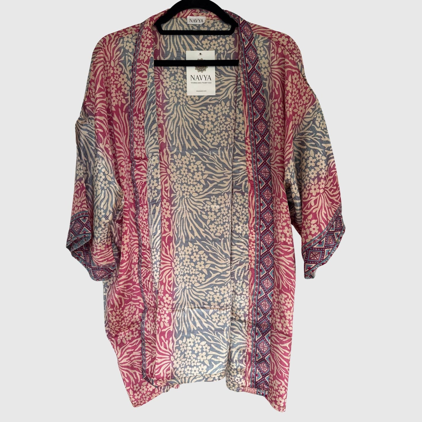 Upcycled Kimono #957 aus Vintage-Sari in Rot & Grau – Vorderansicht