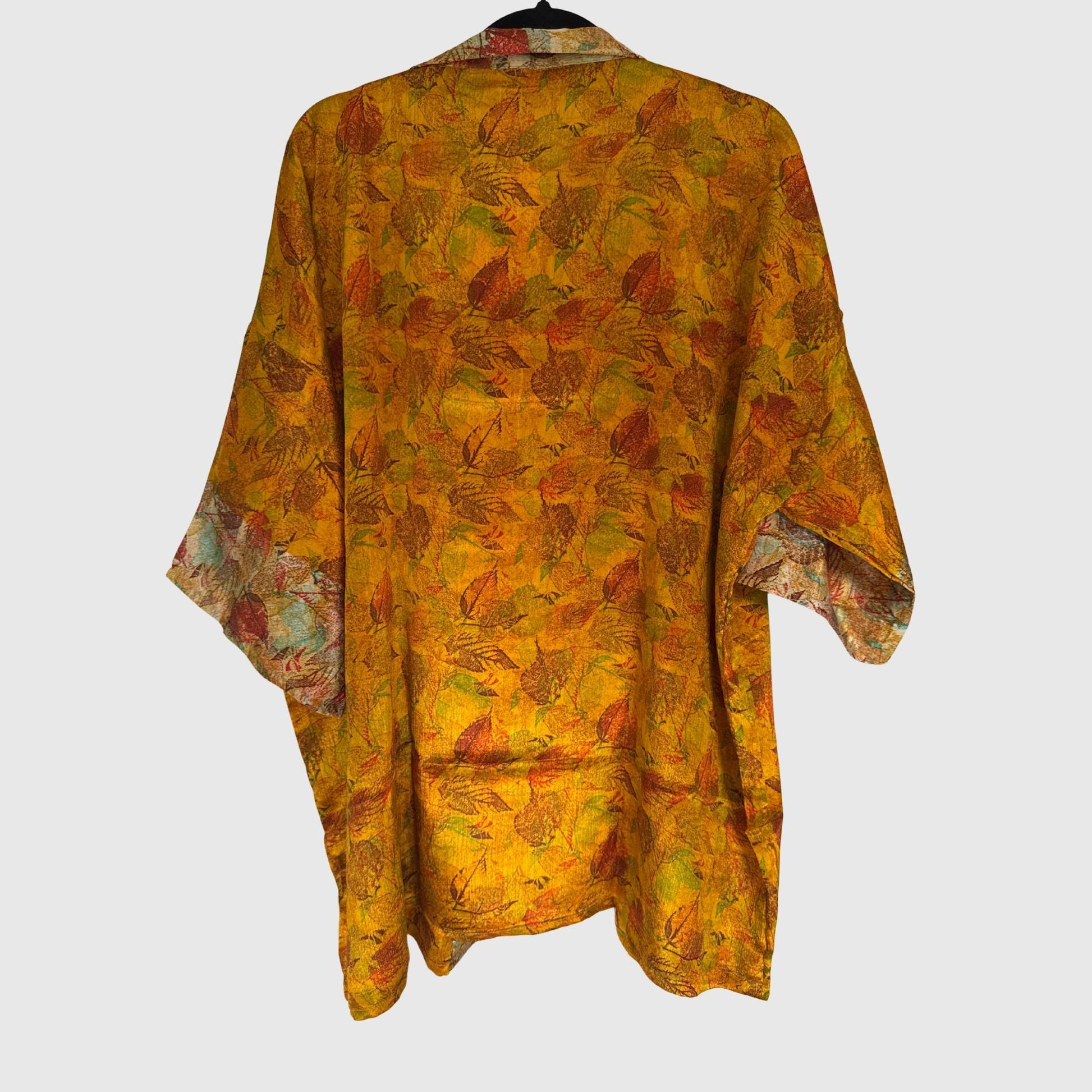 Upcycled Kimono #958 aus Vintage-Sari in Orange & Gold – Rückansicht