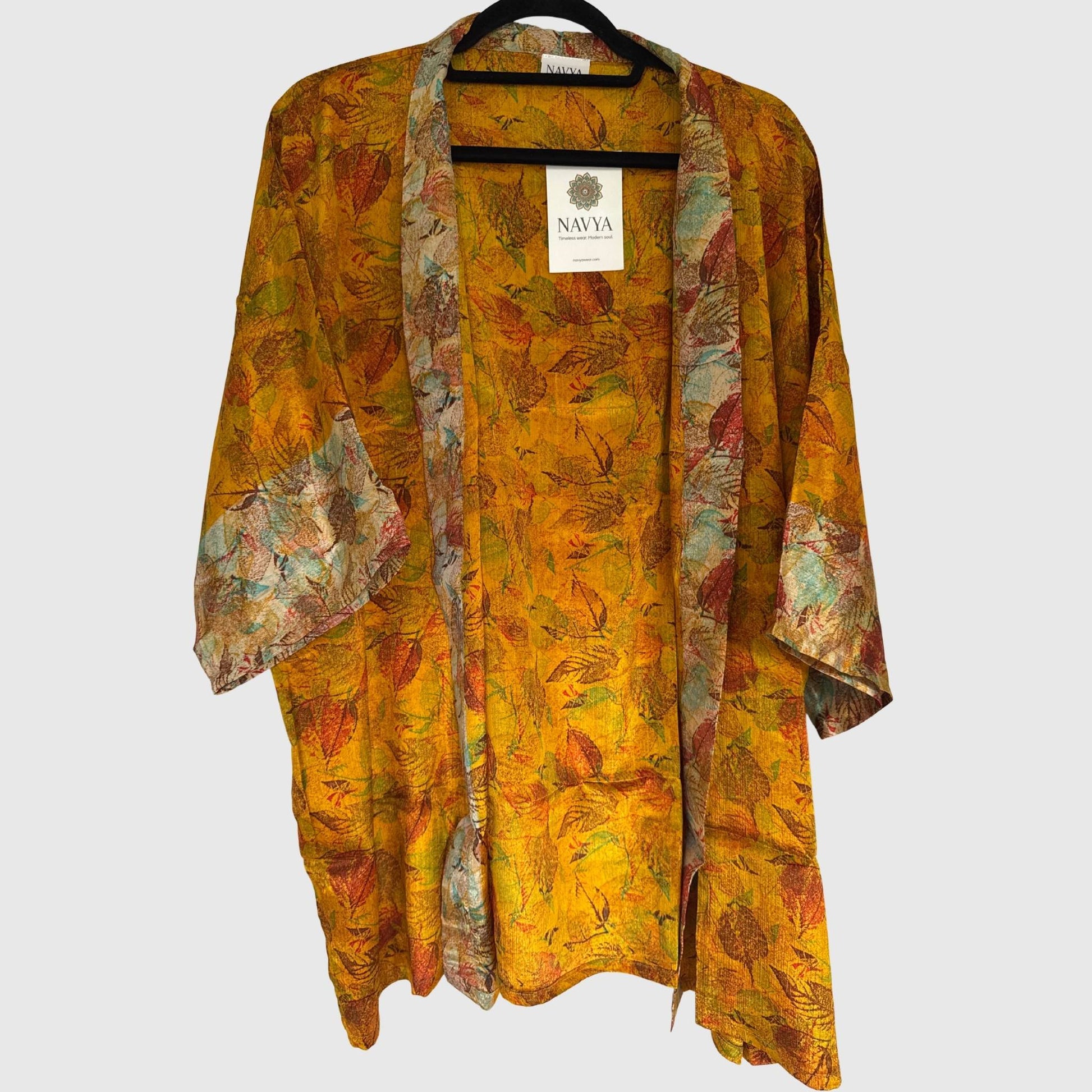 Upcycled Kimono #958 aus Vintage-Sari in Orange & Gold – Vorderansicht