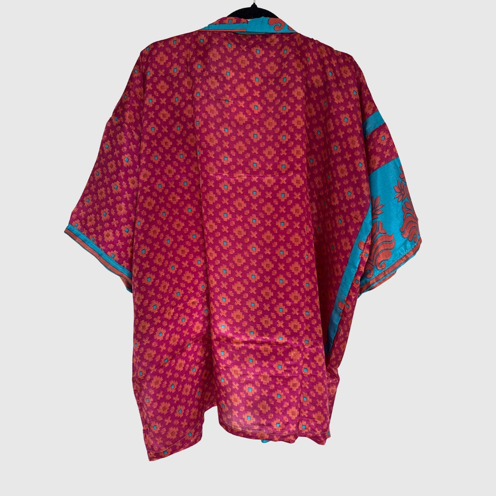 Upcycled Kimono #959 aus Vintage-Sari in Rot & Pink – Rückansicht