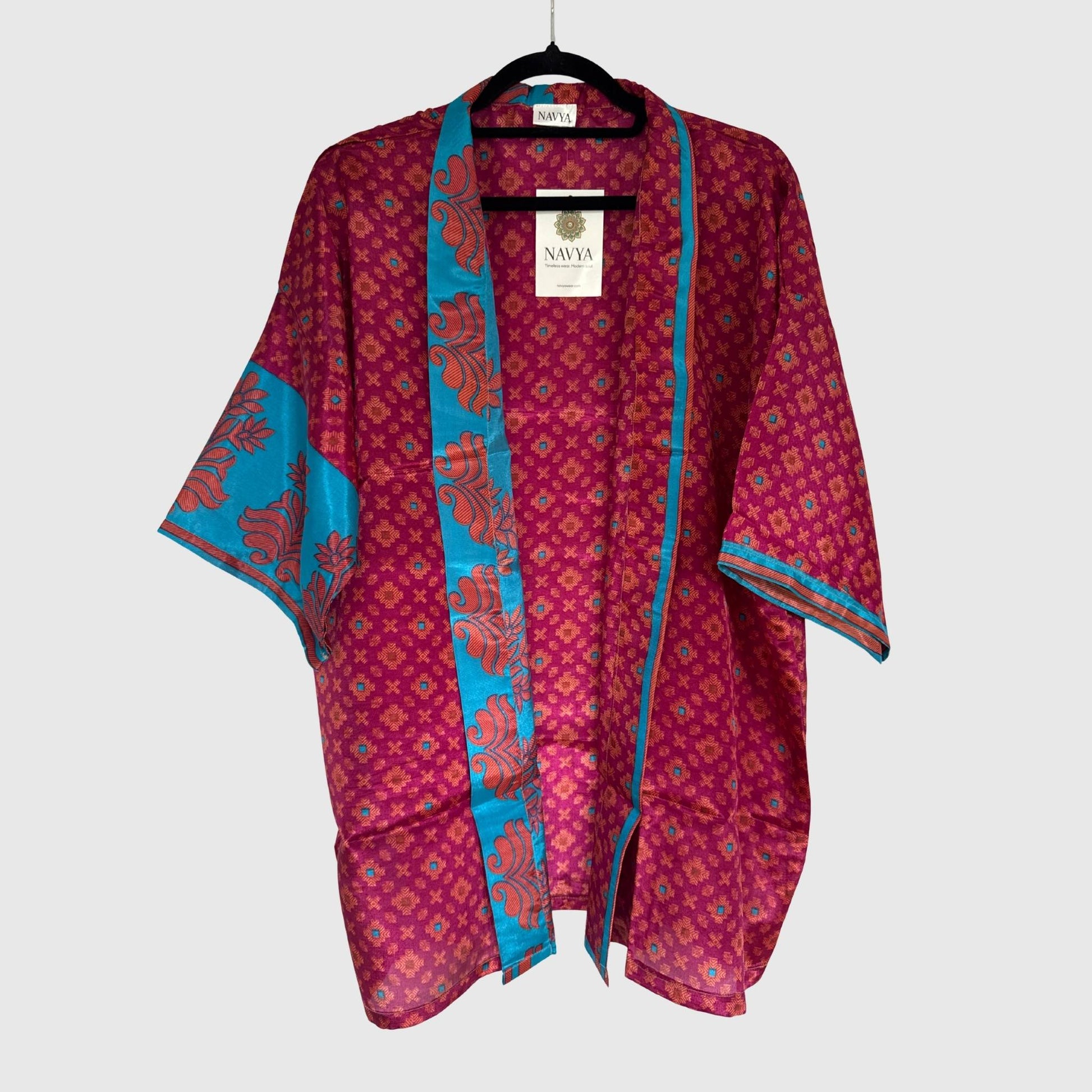Upcycled Kimono #959 aus Vintage-Sari in Rot & Pink – Vorderansicht
