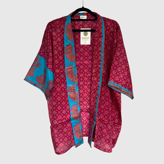 Upcycled Kimono #959 aus Vintage-Sari in Rot & Pink – Vorderansicht