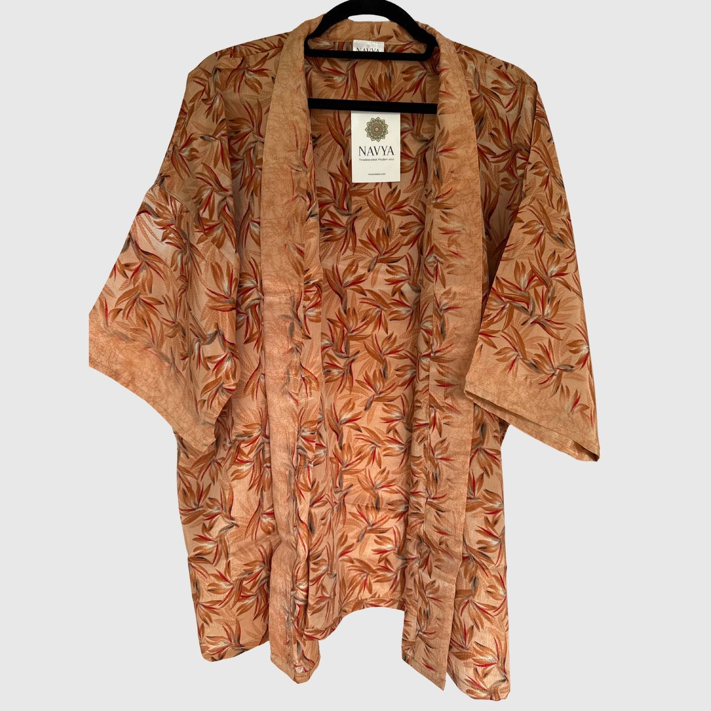 Upcycled Kimono #960 aus Vintage-Sari in Orange & Dunkelrot – Vorderansicht