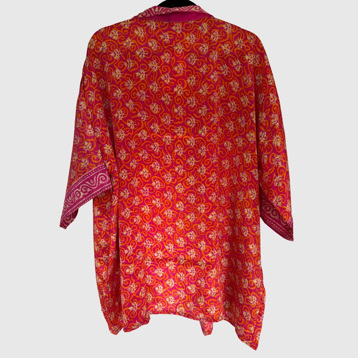 Upcycled Kimono #961 aus Vintage-Sari in Rot – Rückansicht