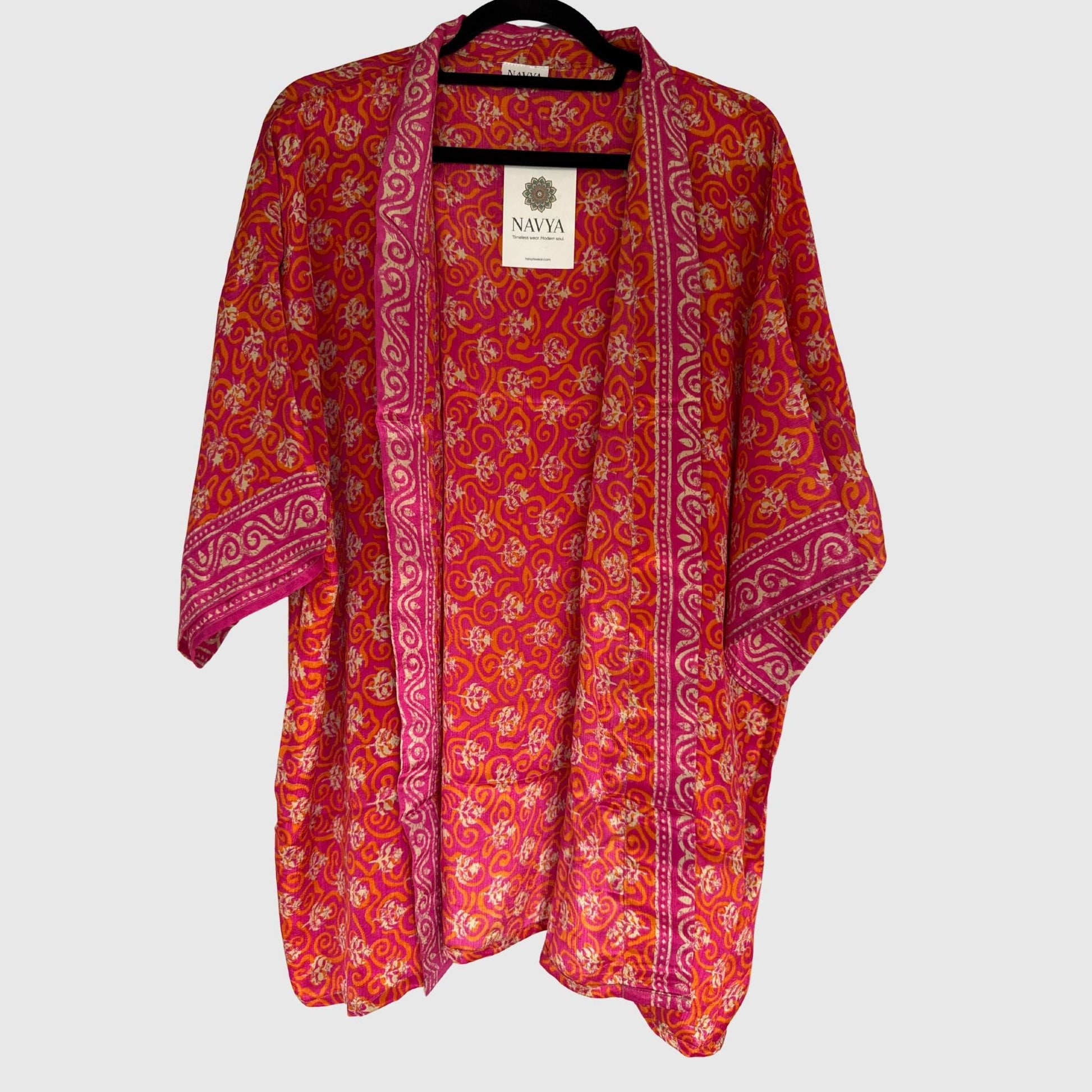 Upcycled Kimono #961 aus Vintage-Sari in Rot – Vorderansicht