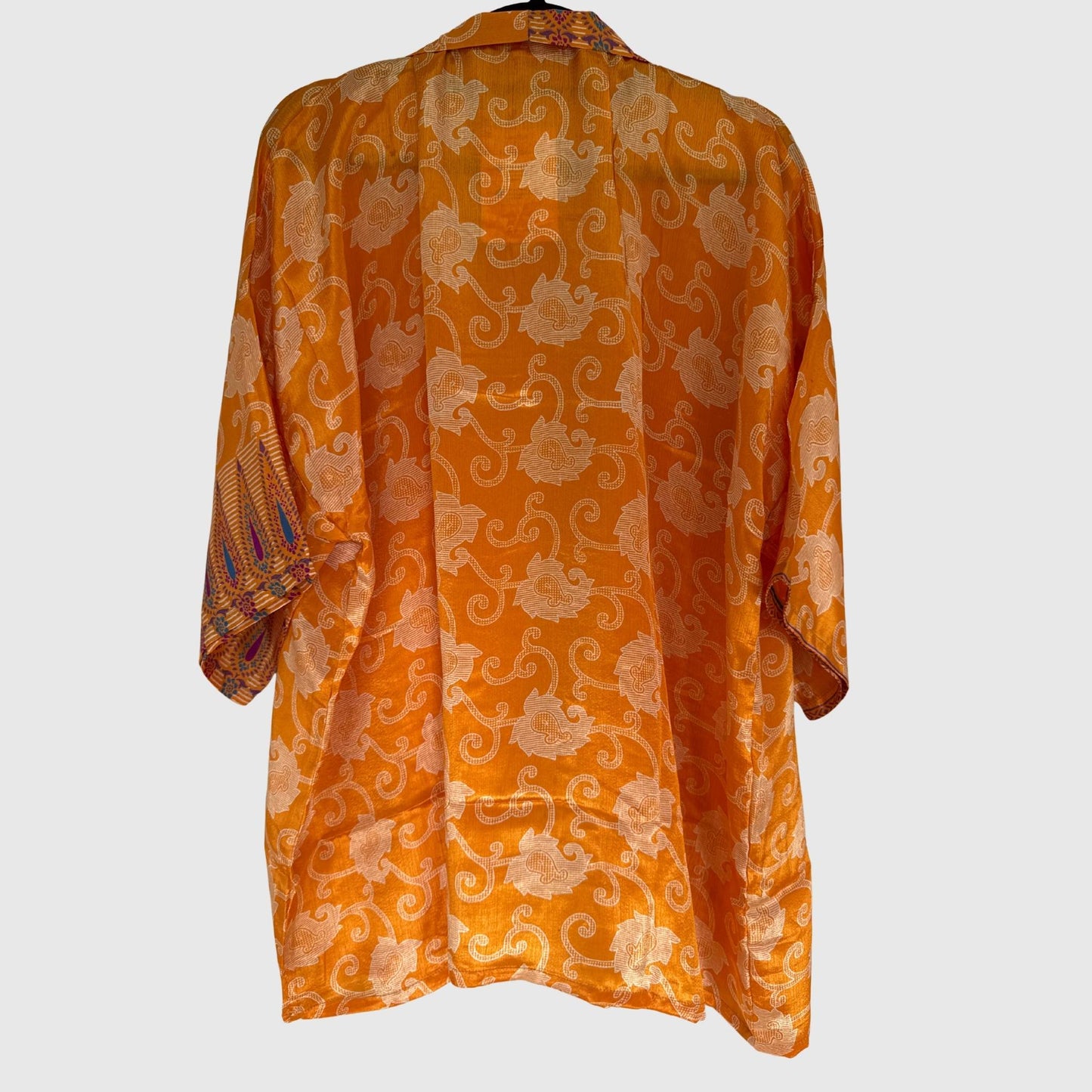 Upcycled Kimono #962 aus Vintage-Sari in Orange – Rückansicht