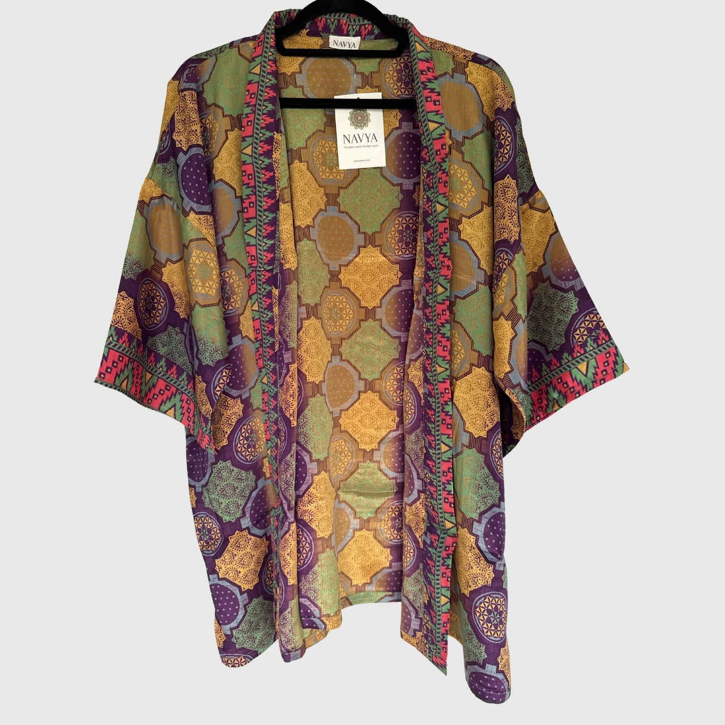 Upcycled Kimono #963 aus Vintage-Sari in Orange & Rot – Vorderansicht