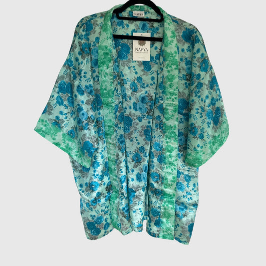 Upcycled Kimono #964 aus Vintage-Sari in Türkis & Grün – Vorderansicht