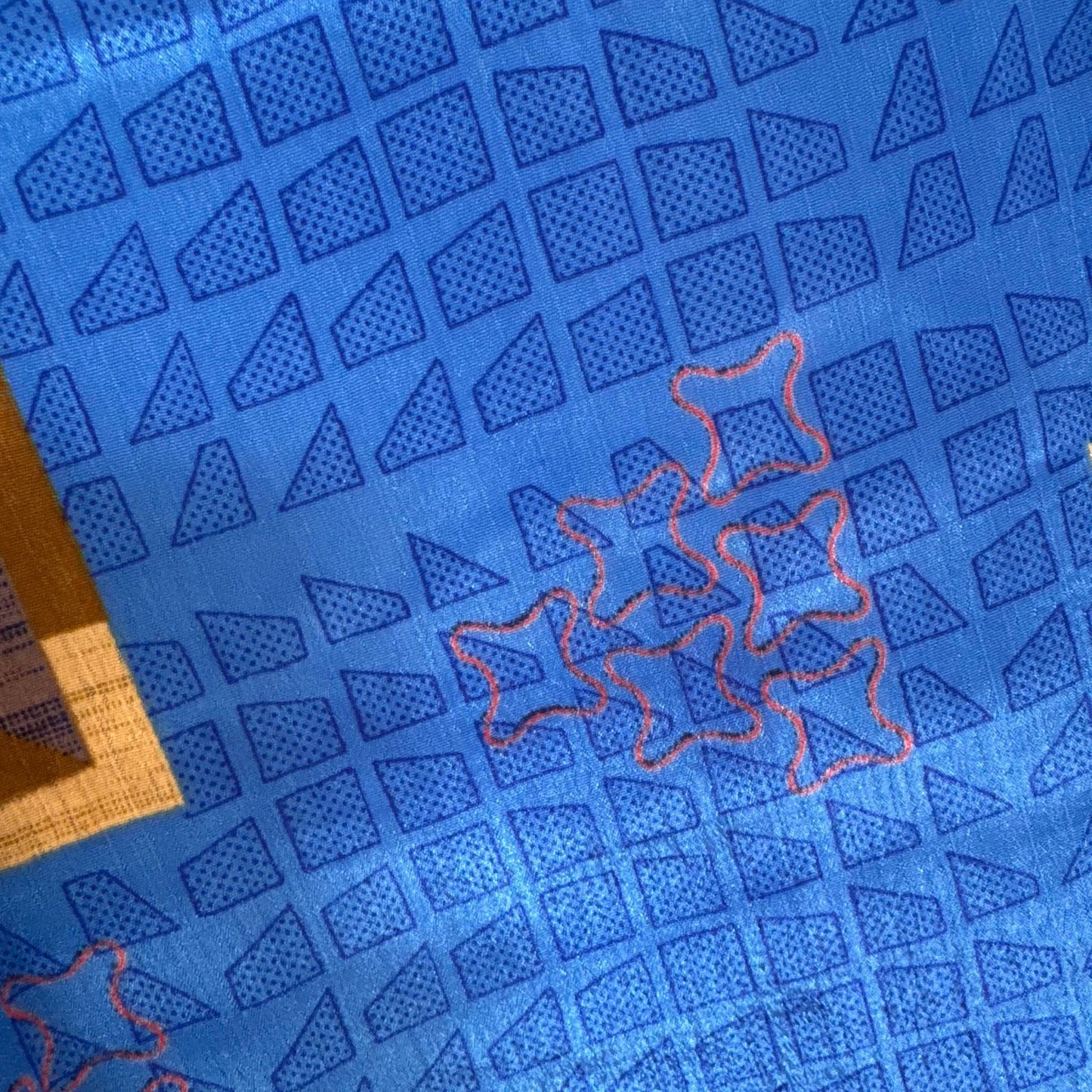 Upcycled Kimono #965 aus Vintage-Sari in Blau & Gold – Detailansicht
