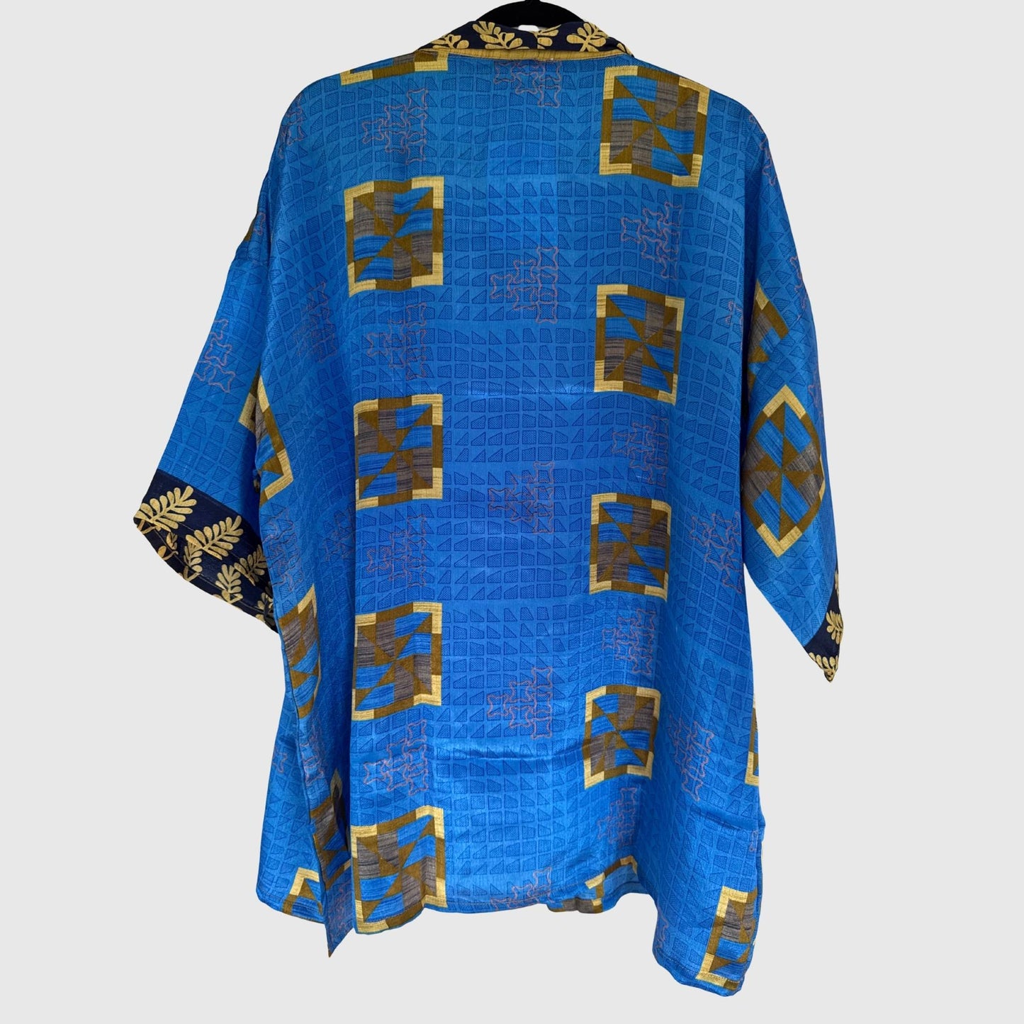 Upcycled Kimono #965 aus Vintage-Sari in Blau & Gold – Rückansicht