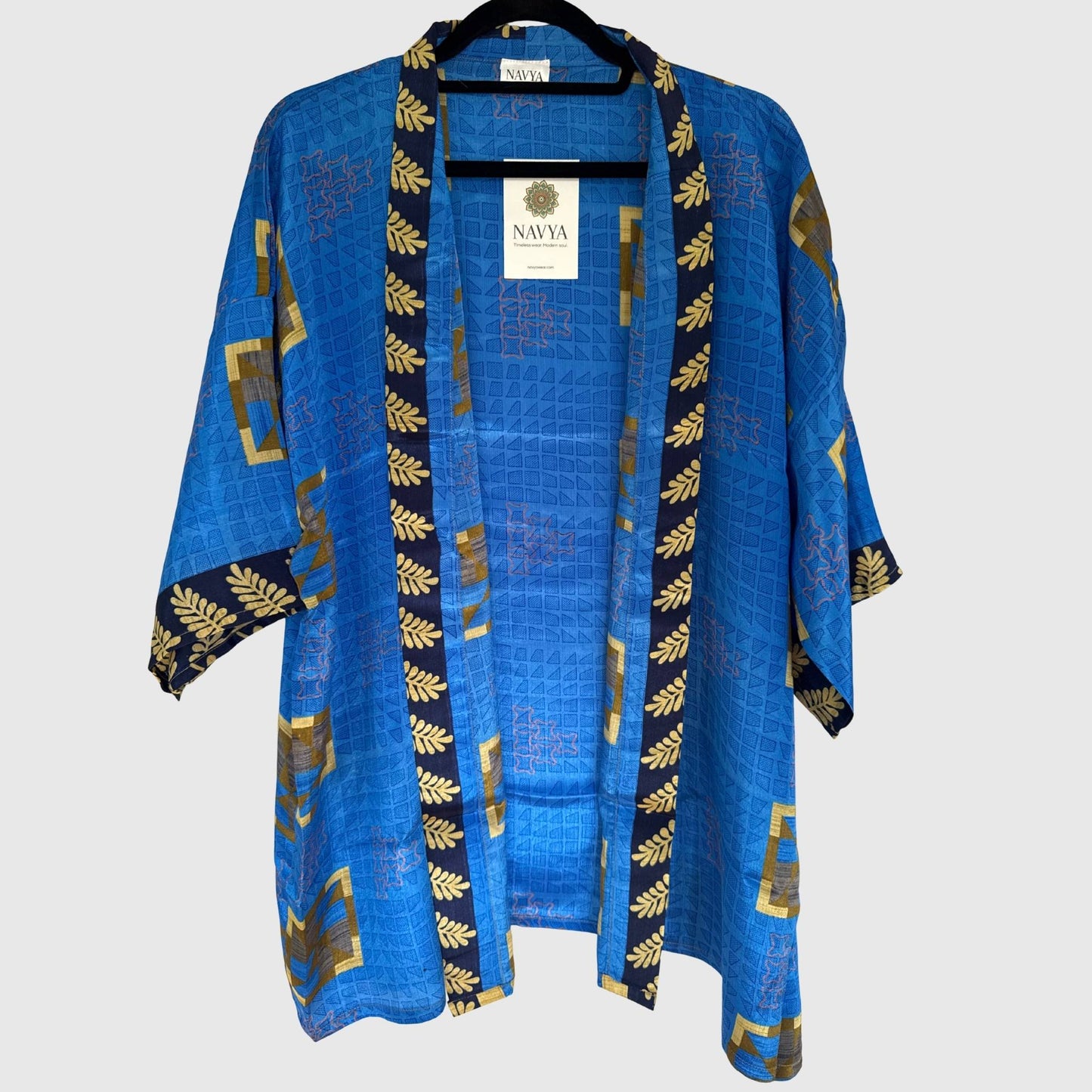 Upcycled Kimono #965 aus Vintage-Sari in Blau & Gold – Vorderansicht