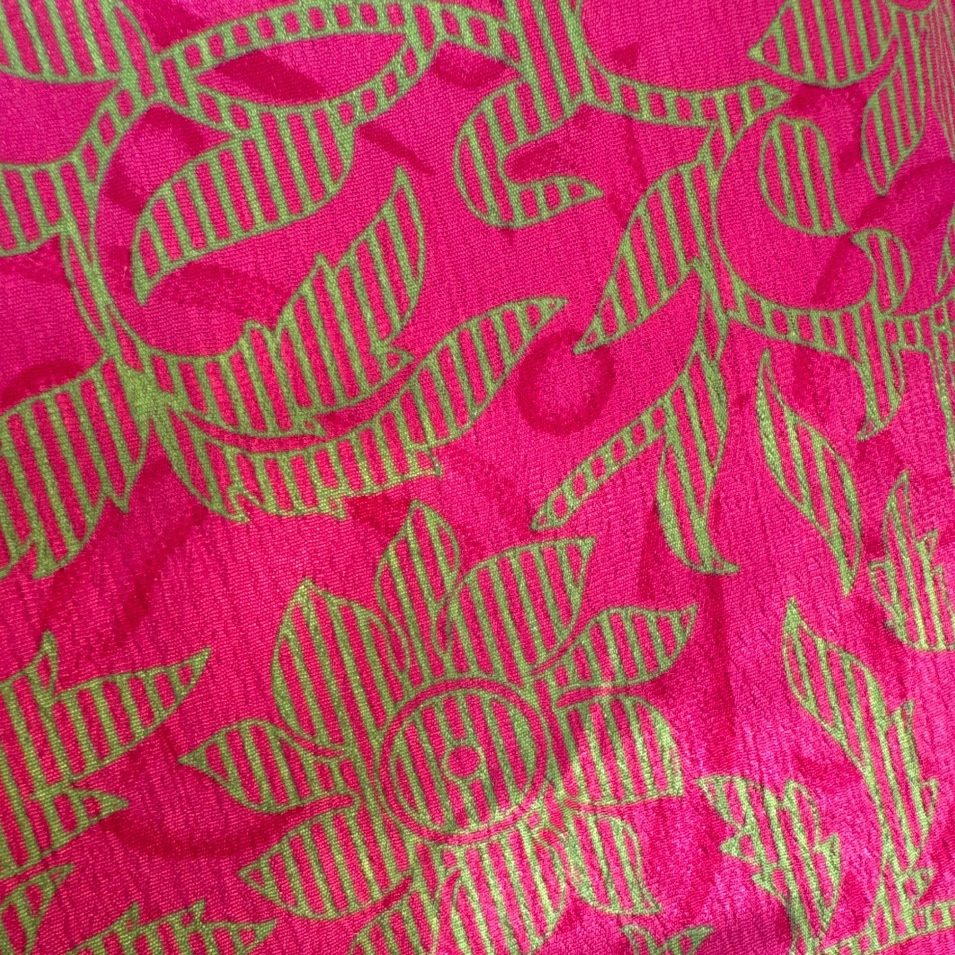 Upcycled Kimono #966 aus Vintage-Sari in Rot & Pink – Detailansicht