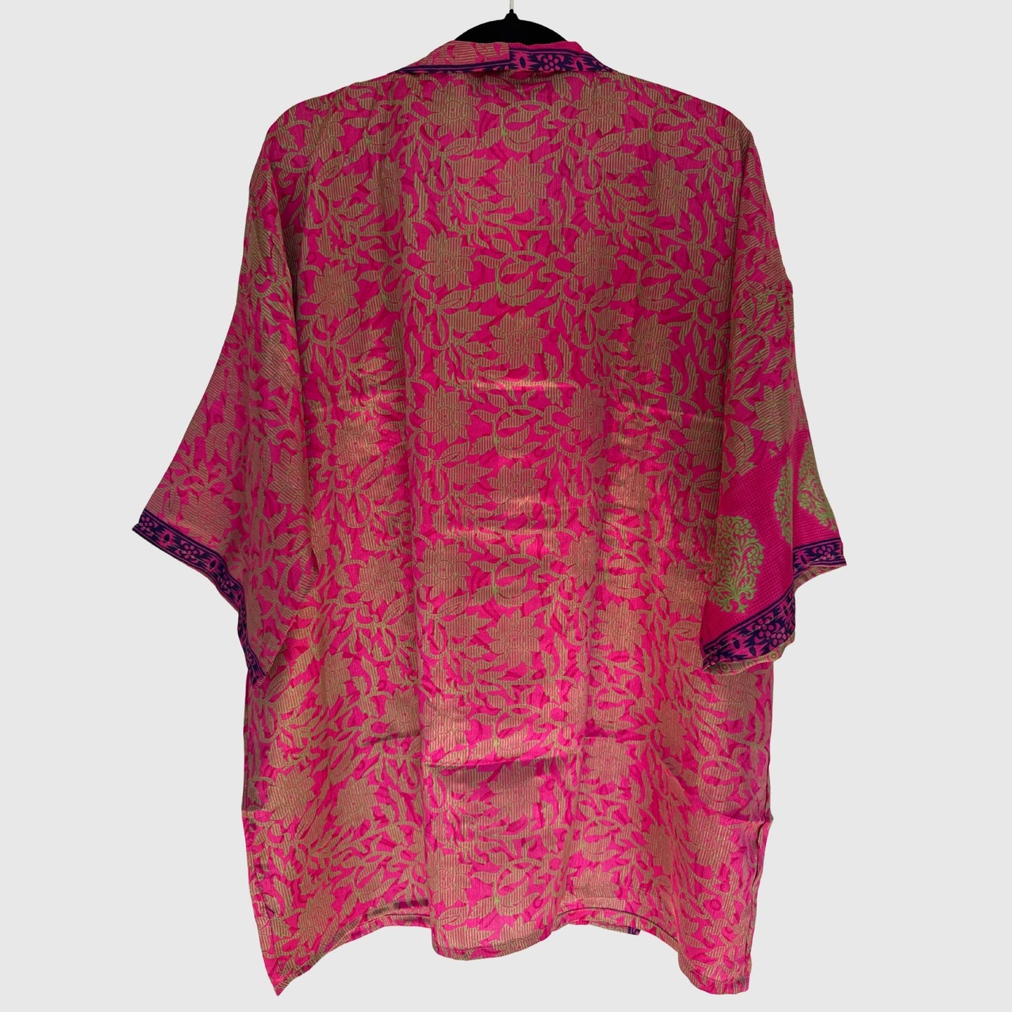 Upcycled Kimono #966 aus Vintage-Sari in Rot & Pink – Rückansicht
