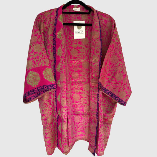 Upcycled Kimono #966 aus Vintage-Sari in Rot & Pink – Vorderansicht