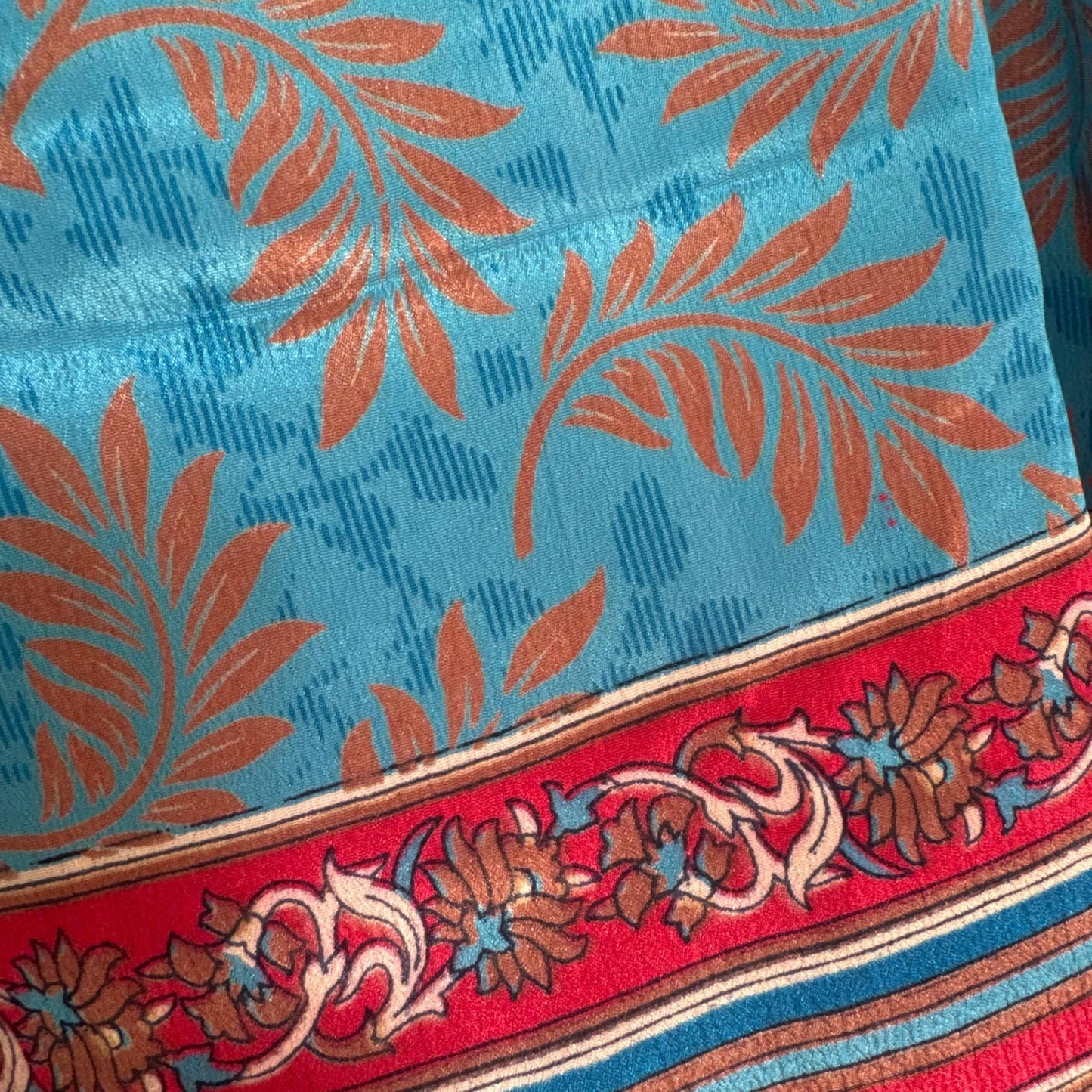 Upcycled Kimono #967 aus Vintage-Sari in Türkis & Rot – Detailansicht