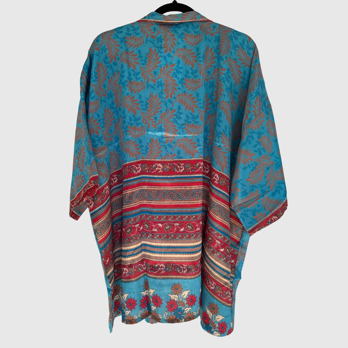 Upcycled Kimono #967 aus Vintage-Sari in Türkis & Rot – Rückansicht