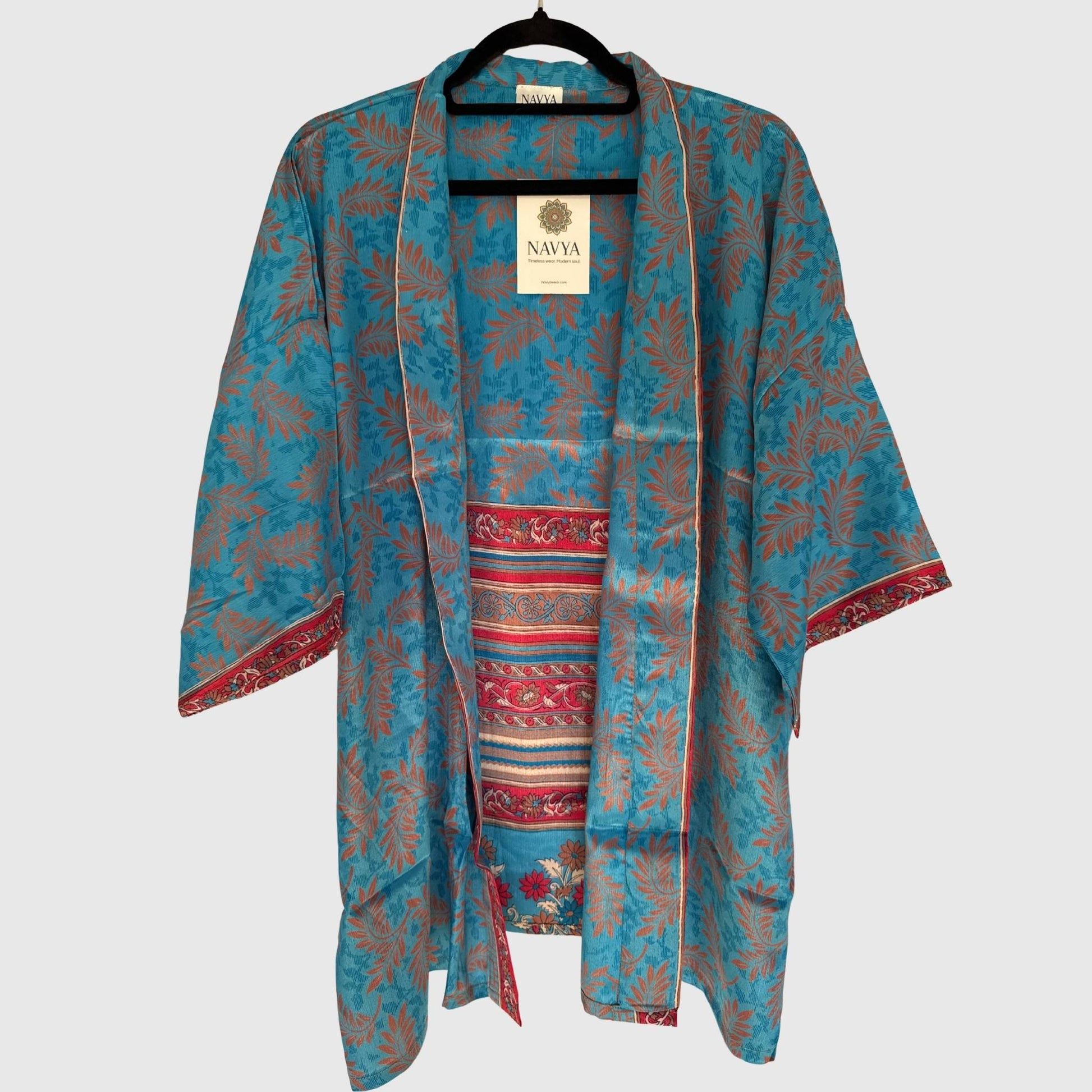 Upcycled Kimono #967 aus Vintage-Sari in Türkis & Rot – Vorderansicht