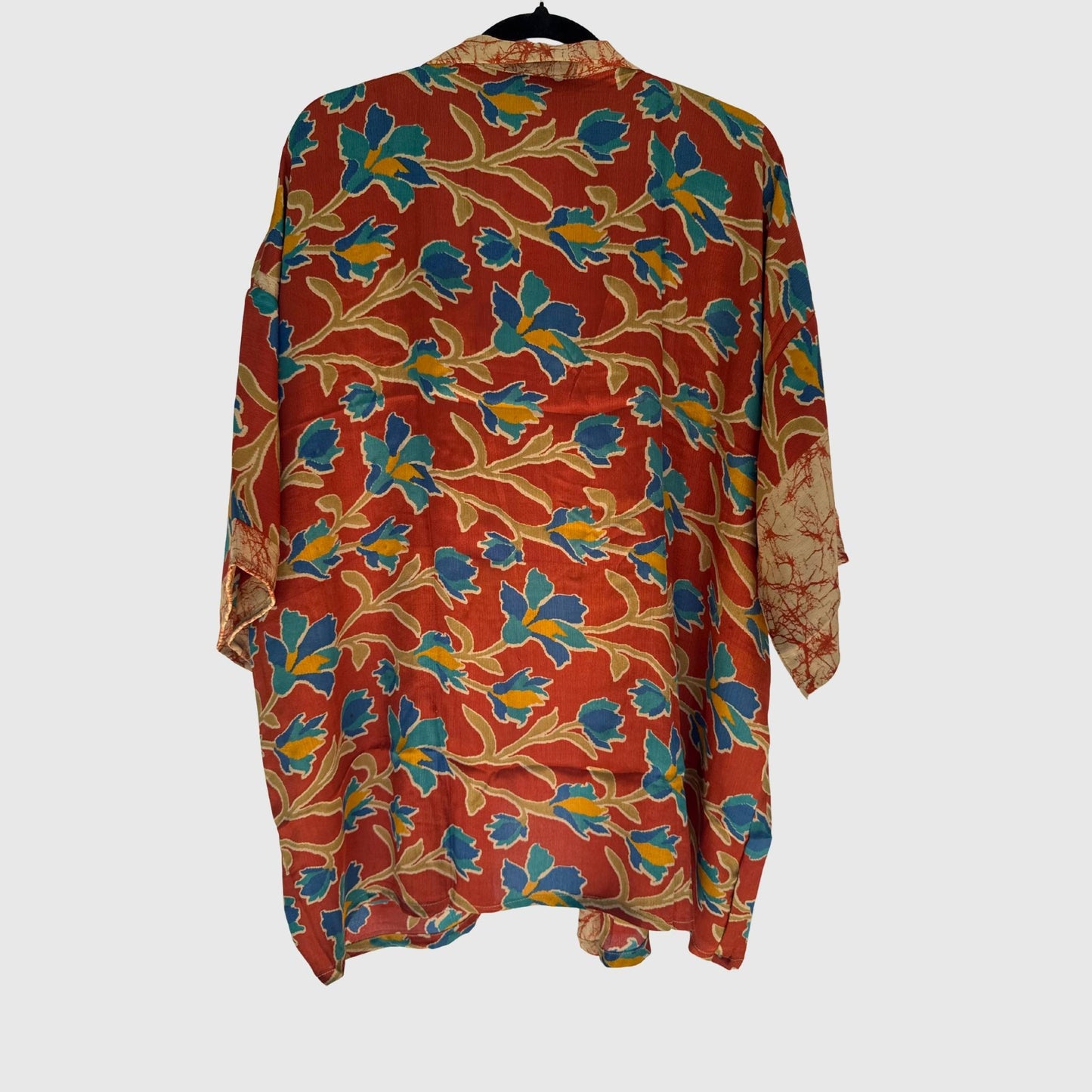 Upcycled Kimono #968 aus Vintage-Sari in Rot & Orange – Rückansicht