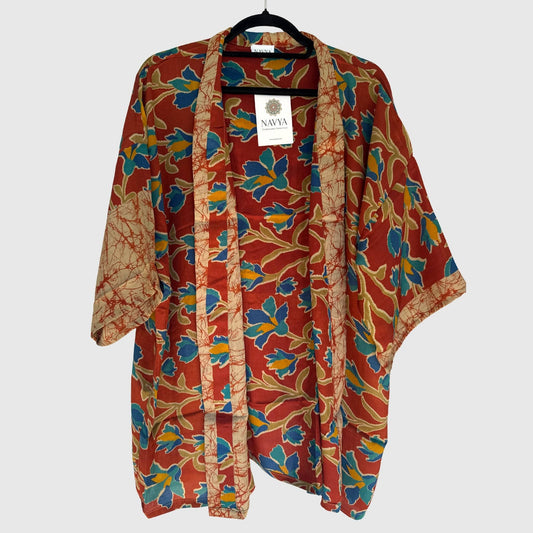 Upcycled Kimono #968 aus Vintage-Sari in Rot & Orange – Vorderansicht
