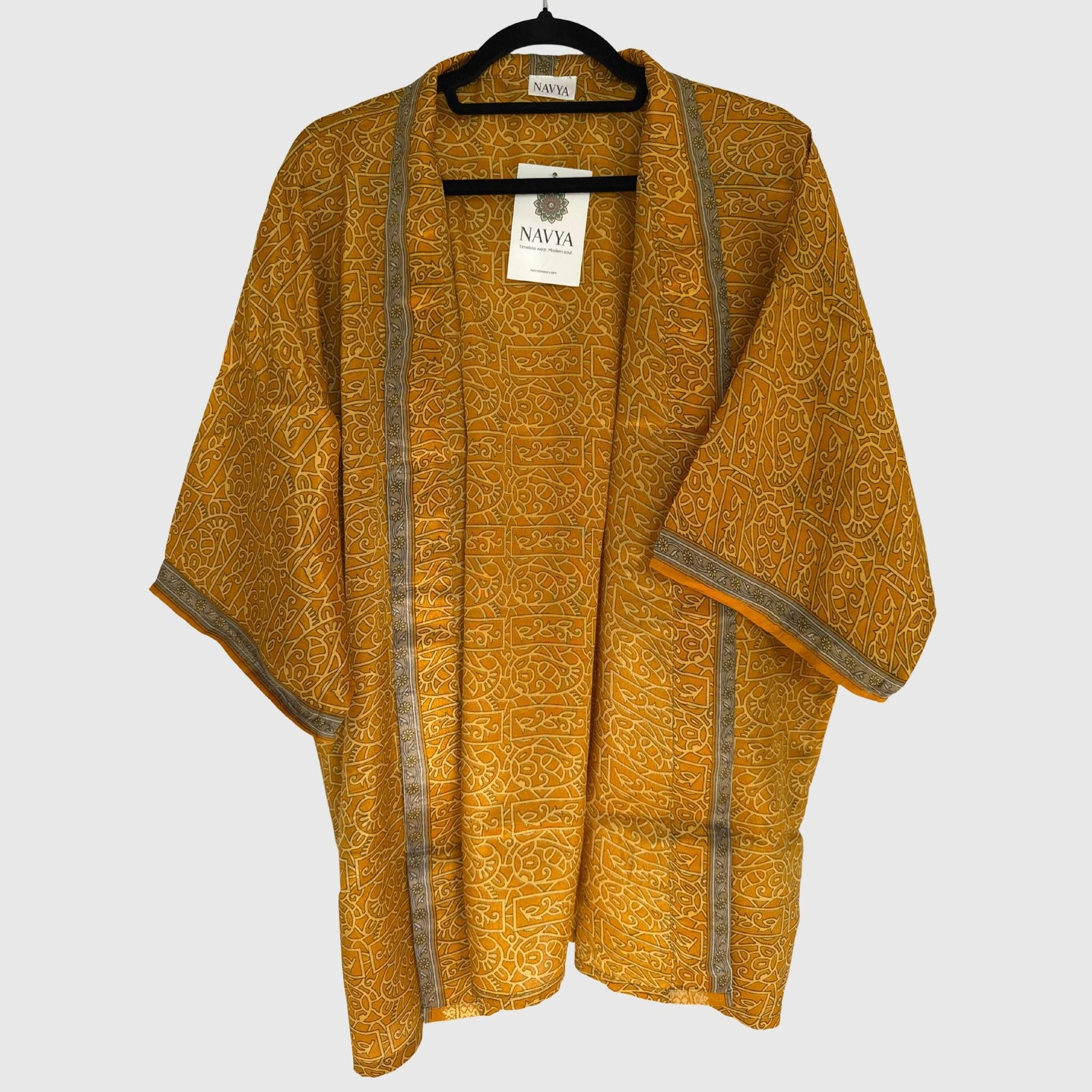 Upcycled Kimono #969 aus Vintage-Sari in Orange – Vorderansicht