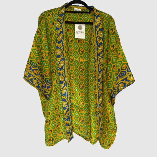 Upcycled Kimono #970 aus Vintage-Sari in Gold & Grün – Vorderansicht