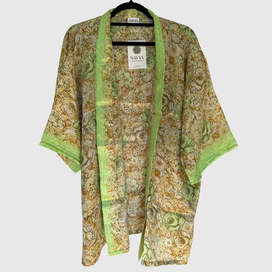 Upcycled Kimono #971 aus Vintage-Sari in Gold & Grün – Vorderansicht