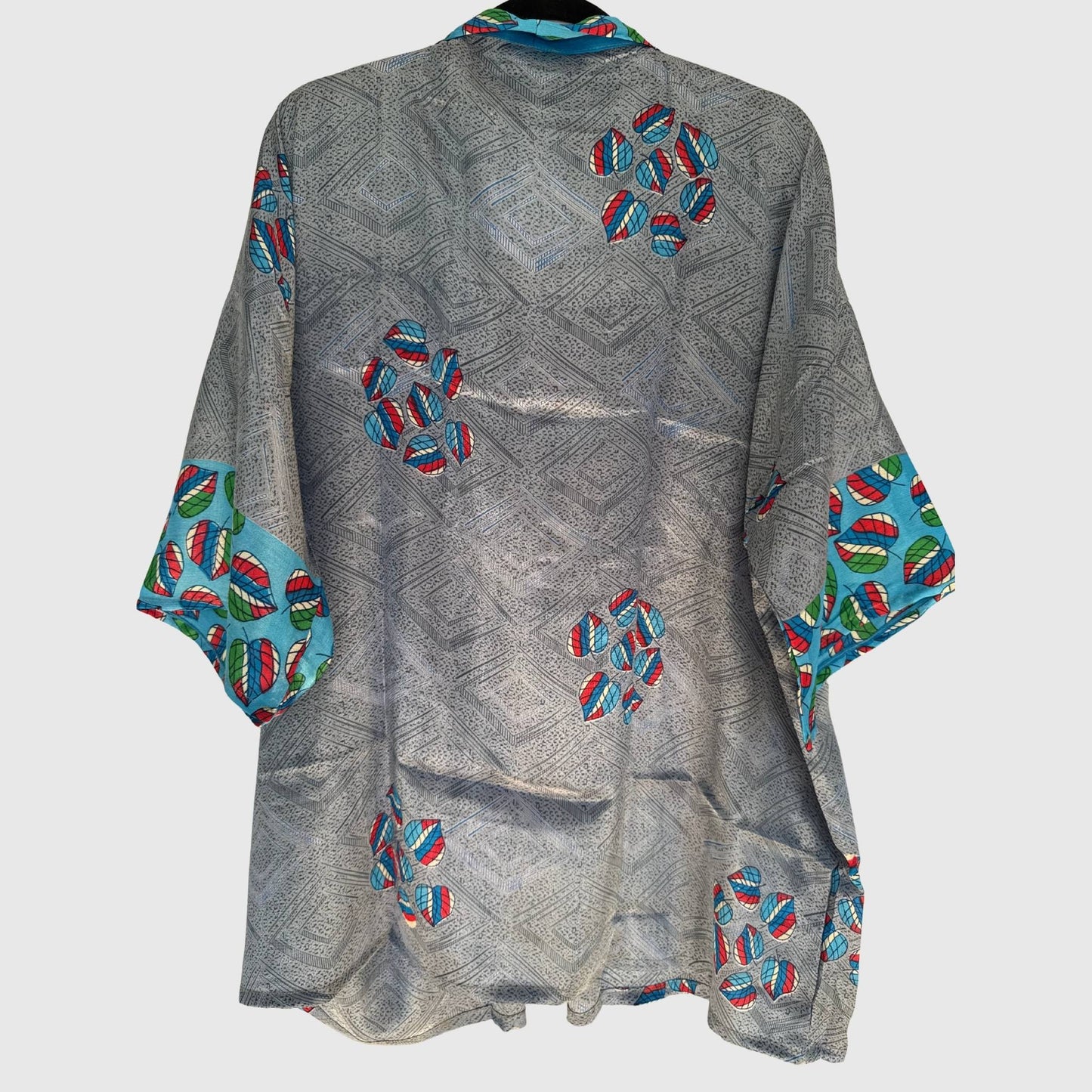 Upcycled Kimono #972 aus Vintage-Sari in Grau & Türkis – Rückansicht
