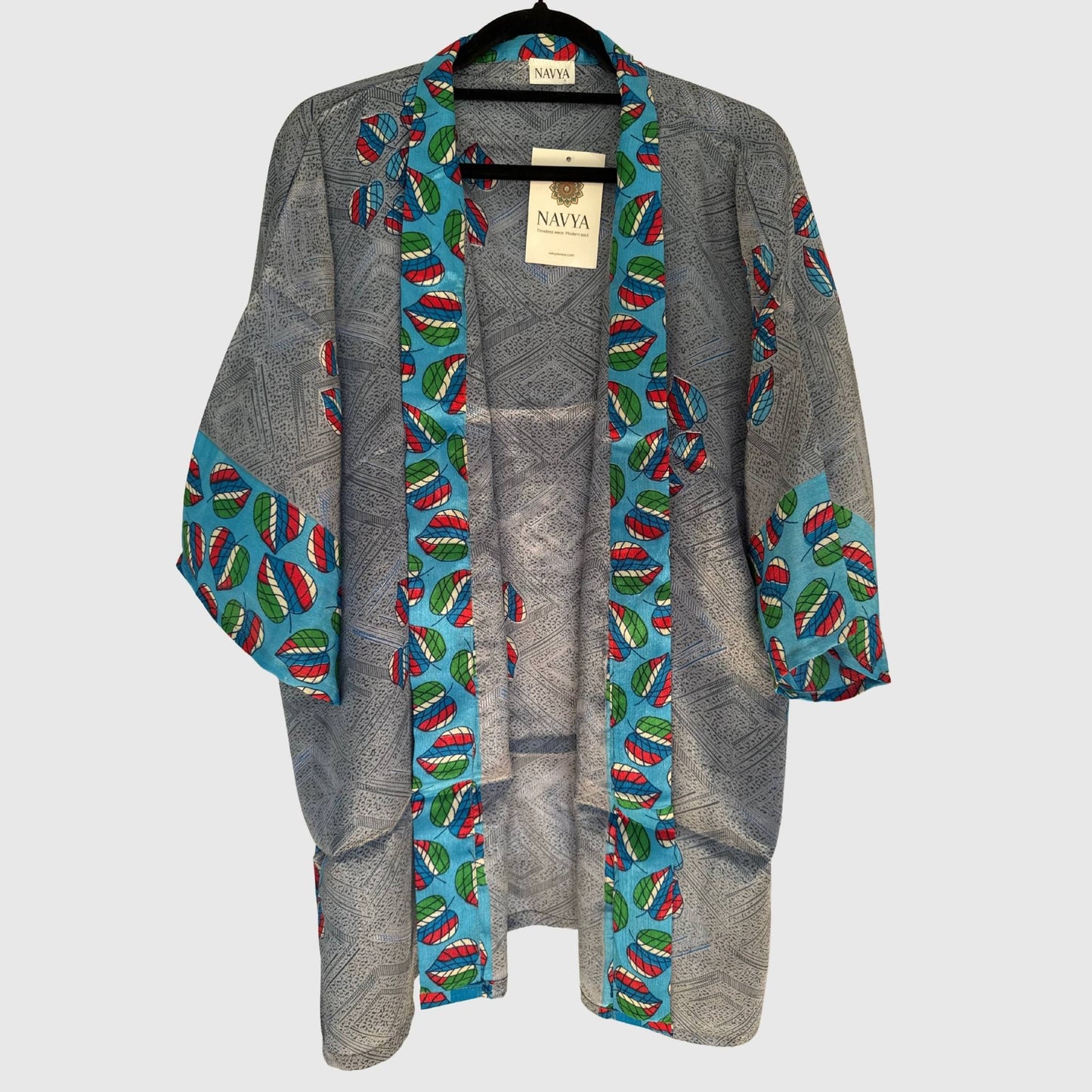 Upcycled Kimono #972 aus Vintage-Sari in Grau & Türkis – Vorderansicht