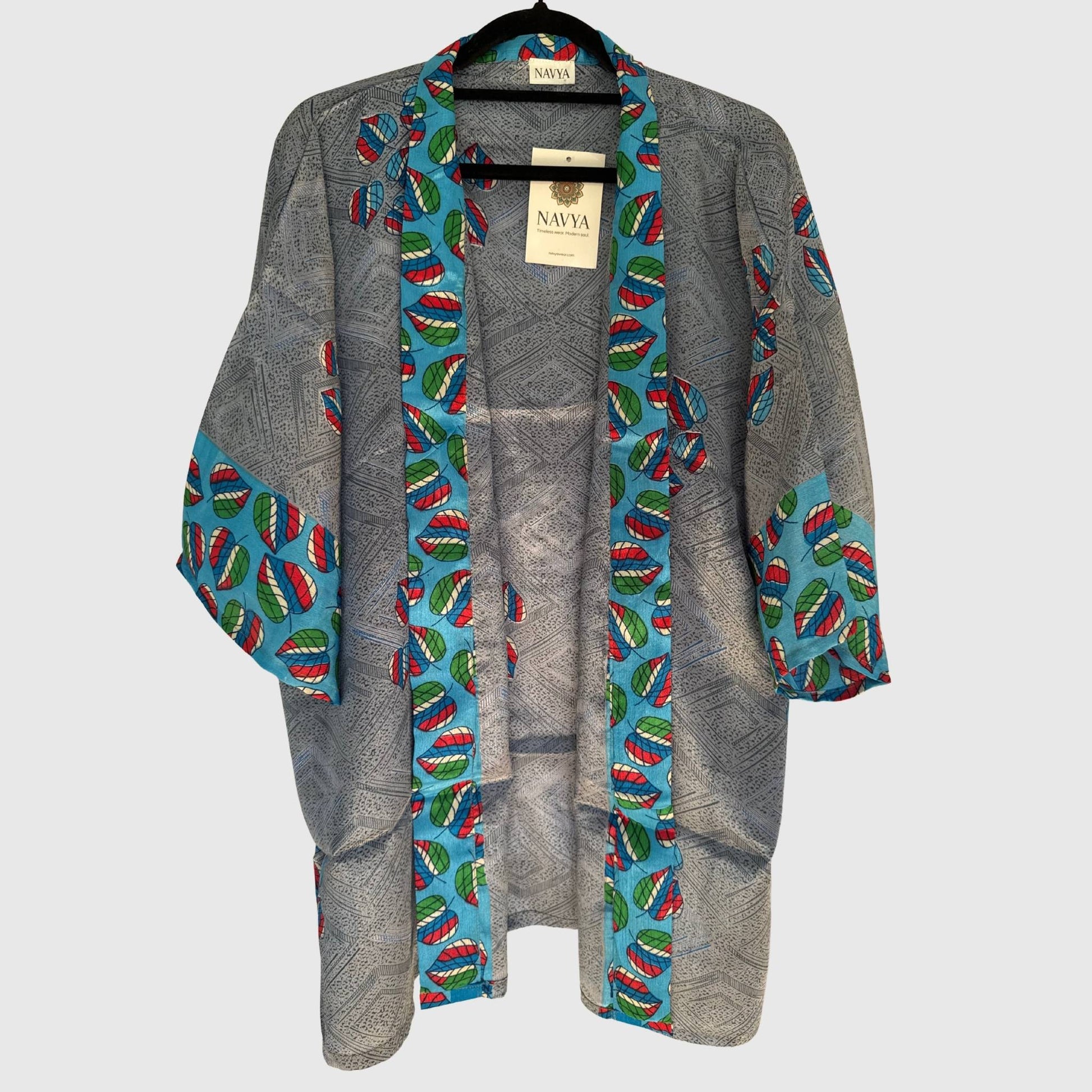 Upcycled Kimono #972 aus Vintage-Sari in Grau & Türkis – Vorderansicht