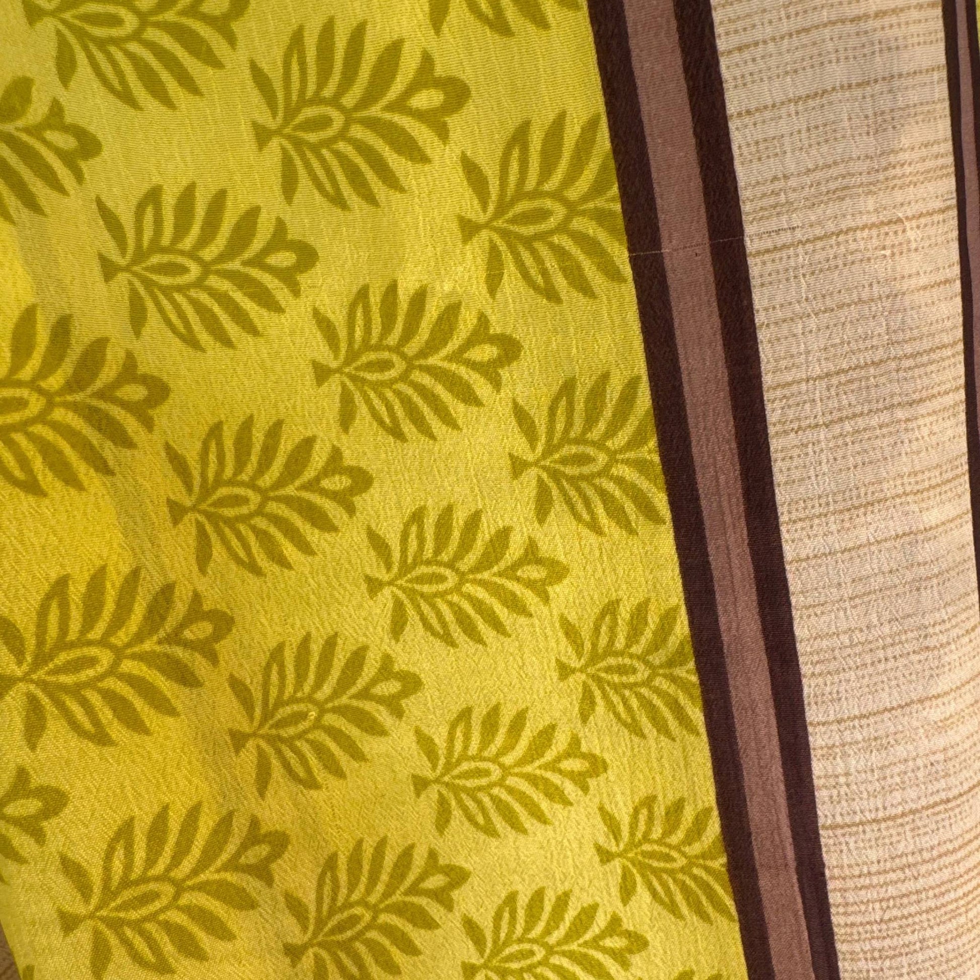 Upcycled Kimono #973 aus Vintage-Sari in Gold & Orange – Detailansicht