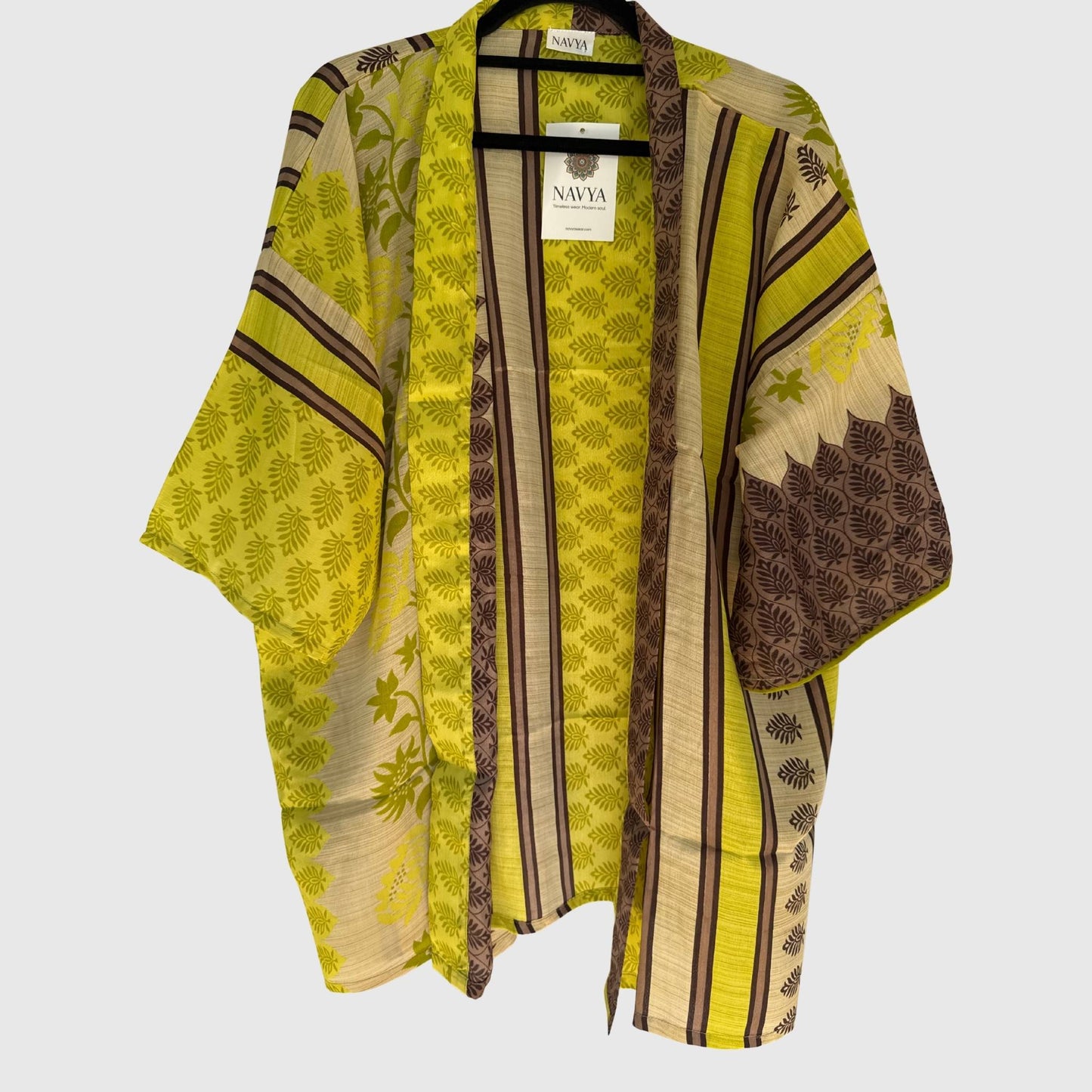 Upcycled Kimono #973 aus Vintage-Sari in Gold & Orange – Vorderansicht