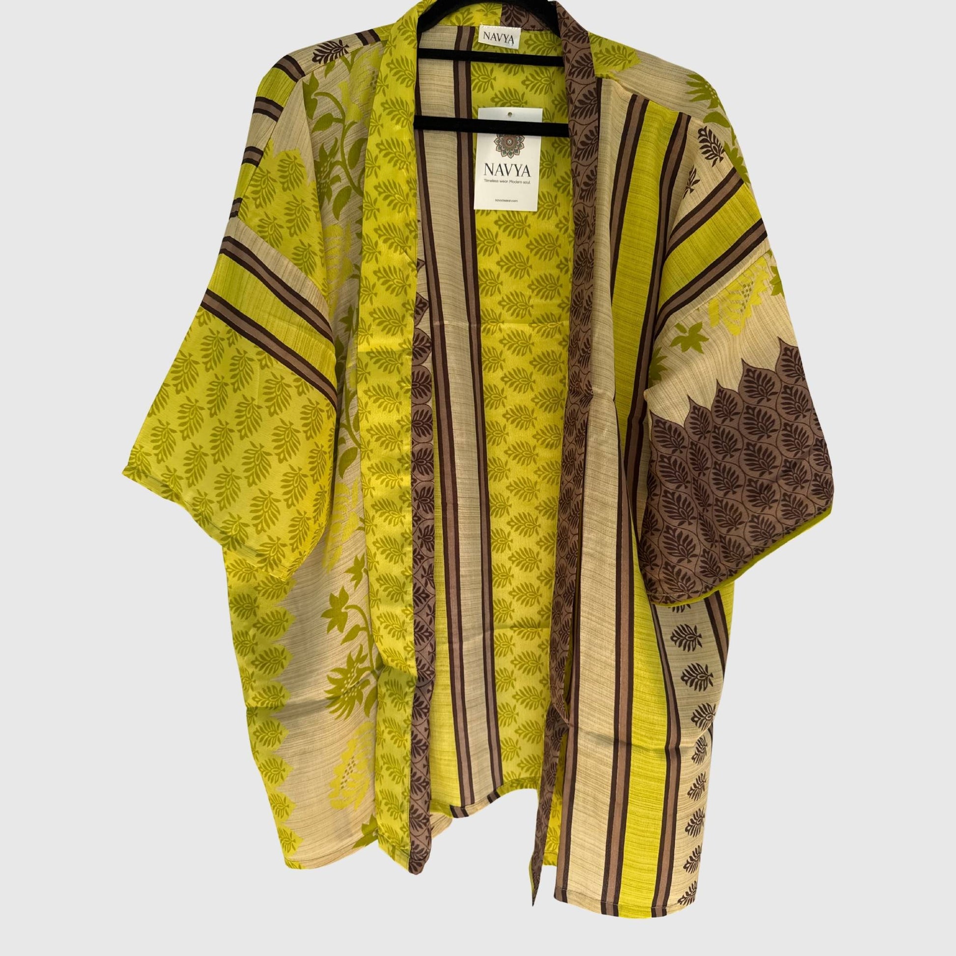 Upcycled Kimono #973 aus Vintage-Sari in Gold & Orange – Vorderansicht