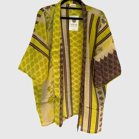 Upcycled Kimono #973 aus Vintage-Sari in Gold & Orange – Vorderansicht