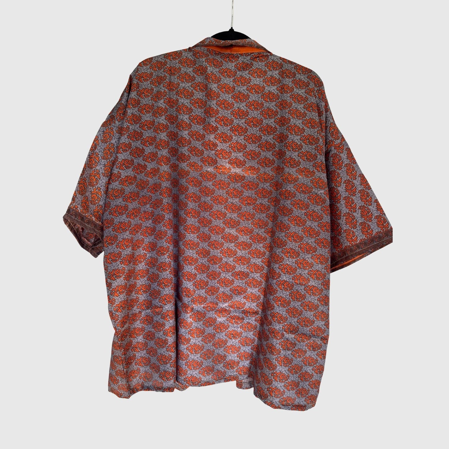 Upcycled Kimono #974 aus Vintage-Sari in Rot & Grau – Rückansicht