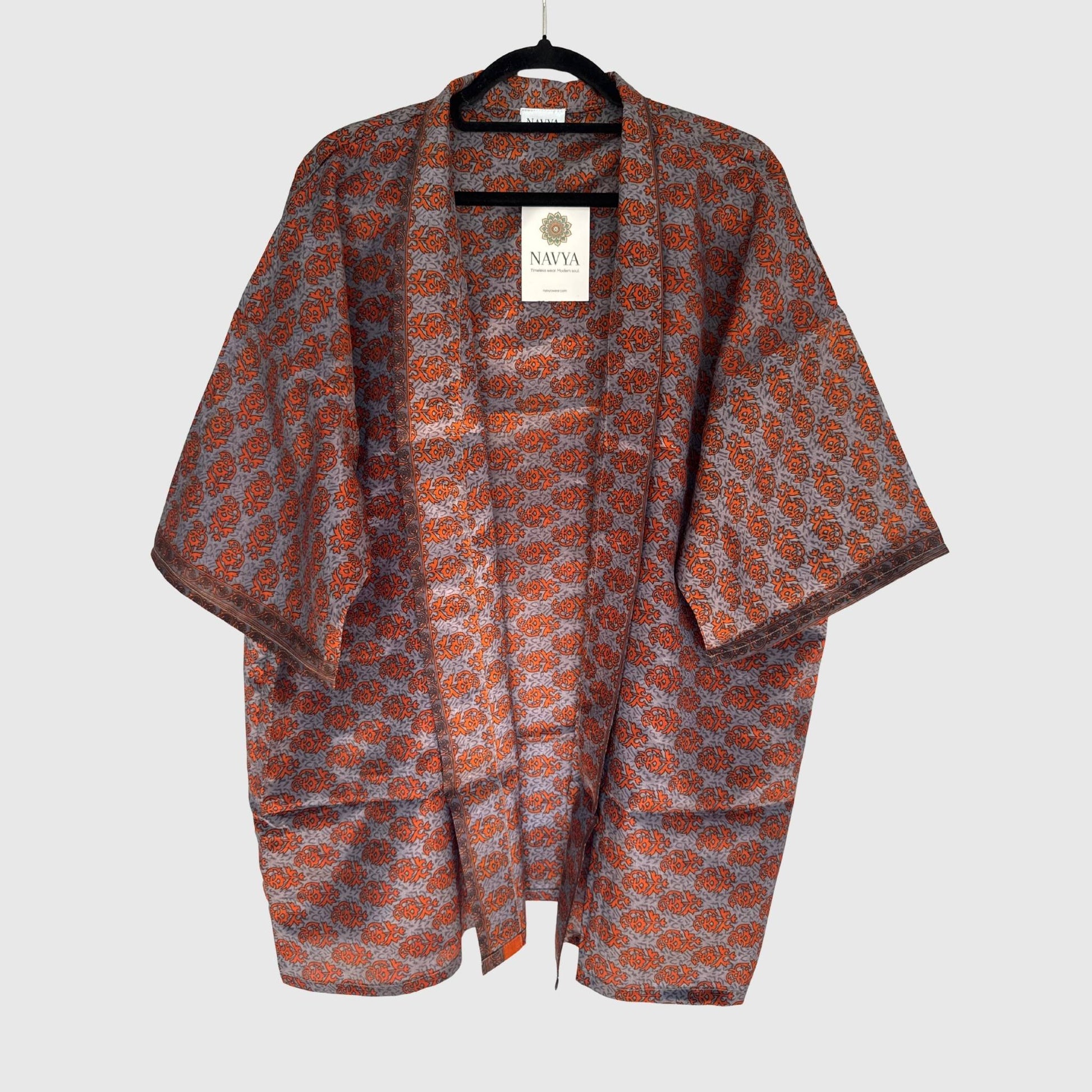 Upcycled Kimono #974 aus Vintage-Sari in Rot & Grau – Vorderansicht